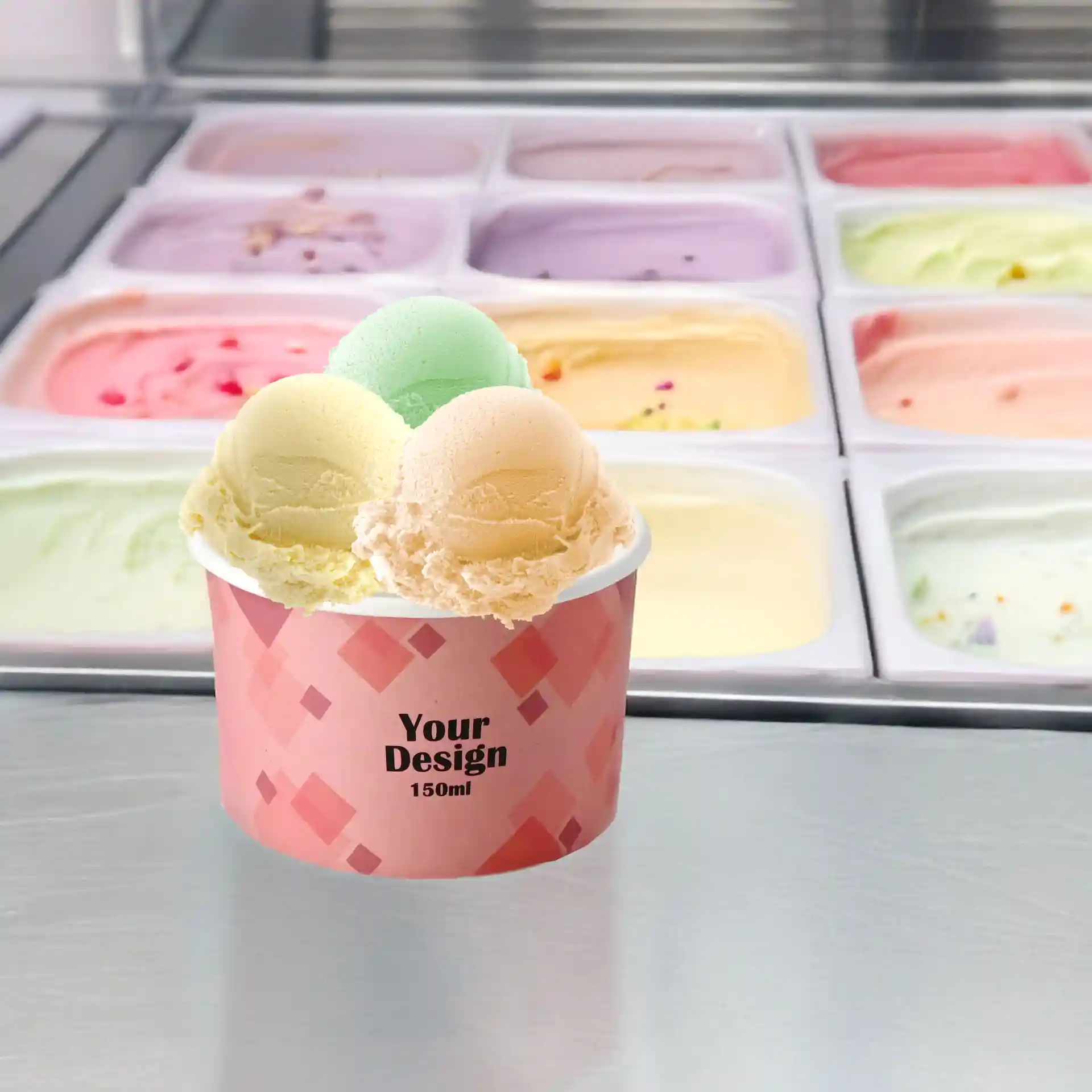 Runder Becher mit drei Kugeln Eis, pinkes Design und Etikett, vor einem Hintergrund mit verschiedenen Eissorten.
