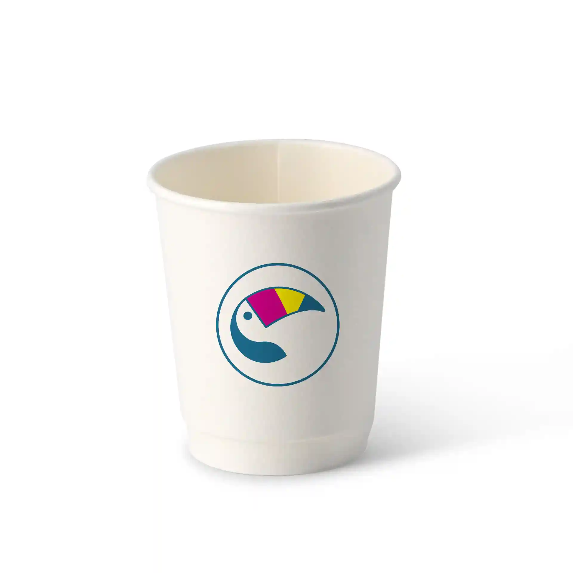 Weißer doppelwandiger Papierbecher mit buntem Tukan-Logo, 200 ml Fassungsvermögen, runde Form und PE-Beschichtung.