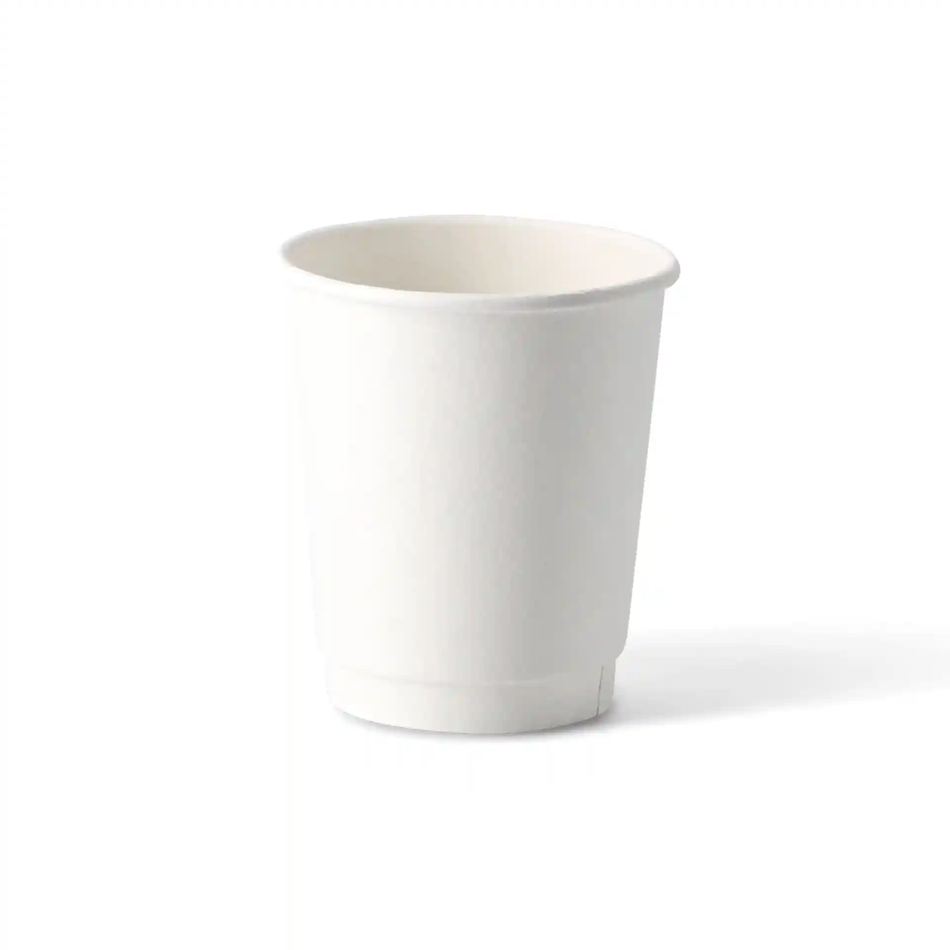 Weißer doppelwandiger Becher, 200 ml, 90 mm hoch, mit einem Durchmesser von 80 mm, auf einem schlichten Hintergrund.