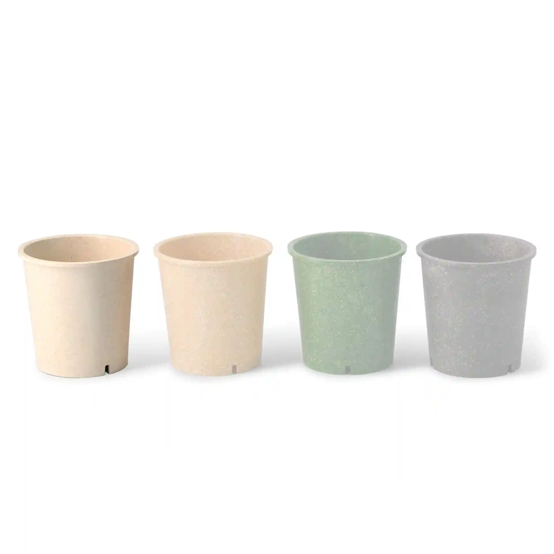Vier wiederverwendbare Becher in cremeweiß, hellbeige, grün und grau, in einer Reihe auf einem schlichten Hintergrund angeordnet.