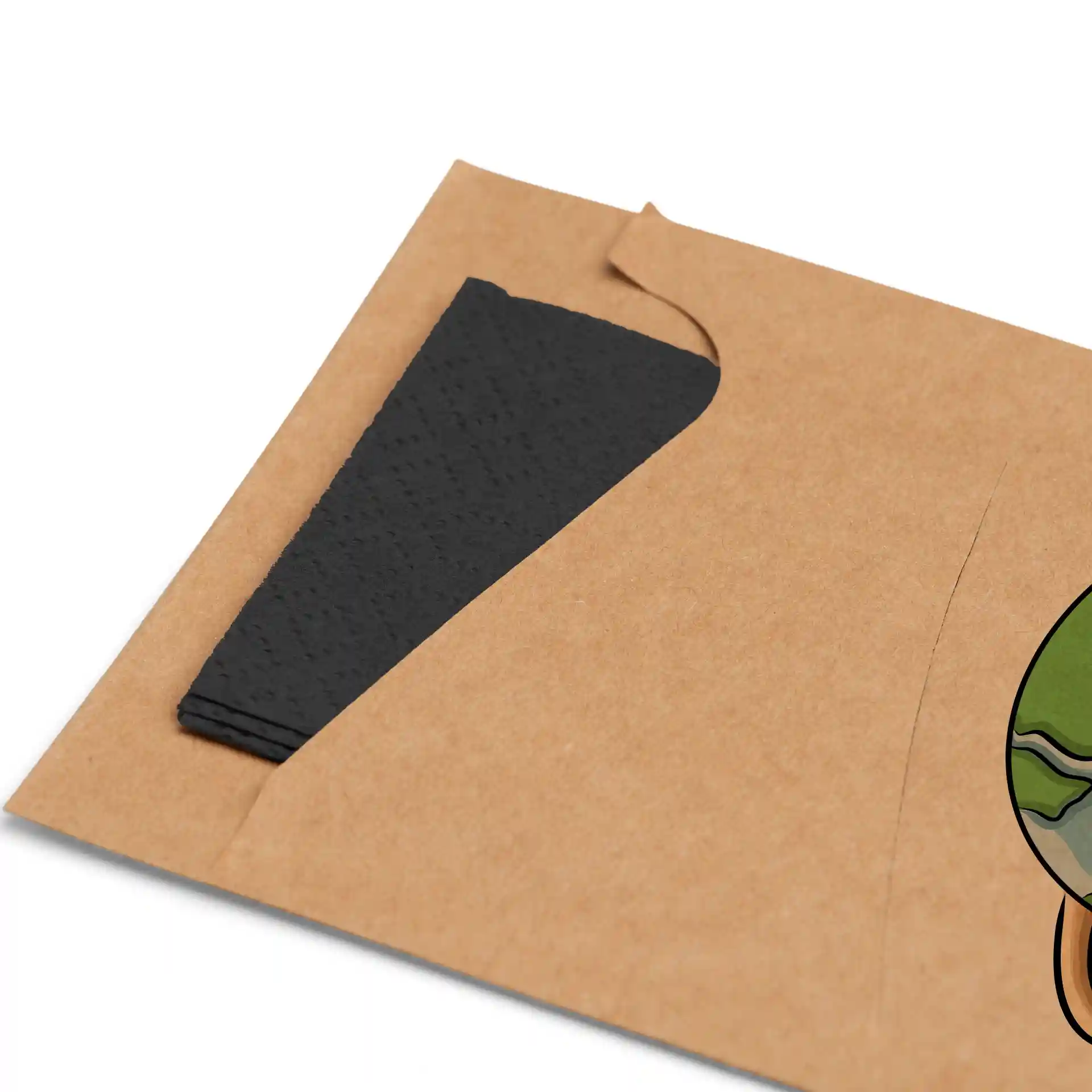 Braune bedruckte Bestecktasche mit einer teilweise sichtbaren schwarzen Serviette.