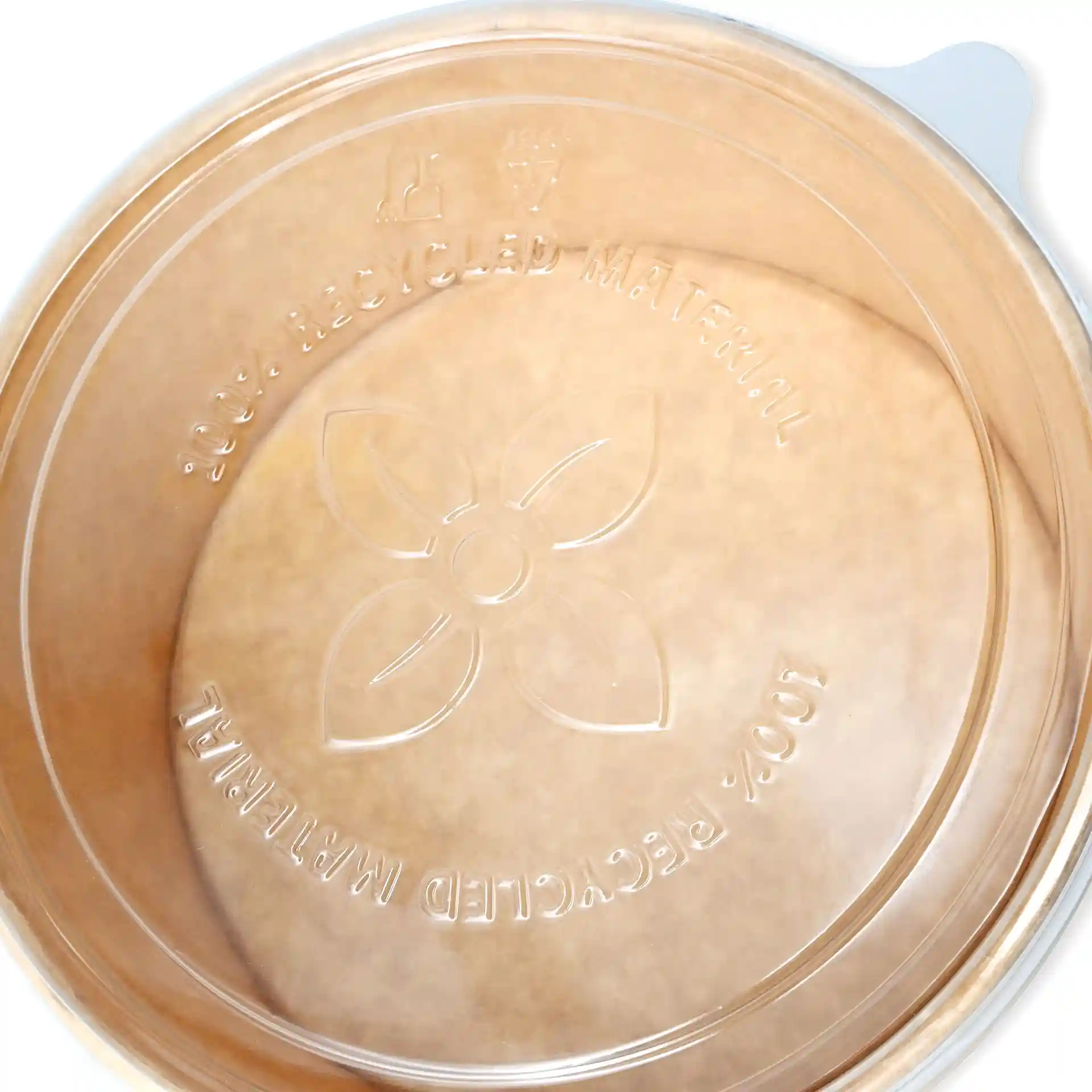 Transparenter rPET-Becherdeckel mit floralem Design und Markierungen auf der Innenseite.
