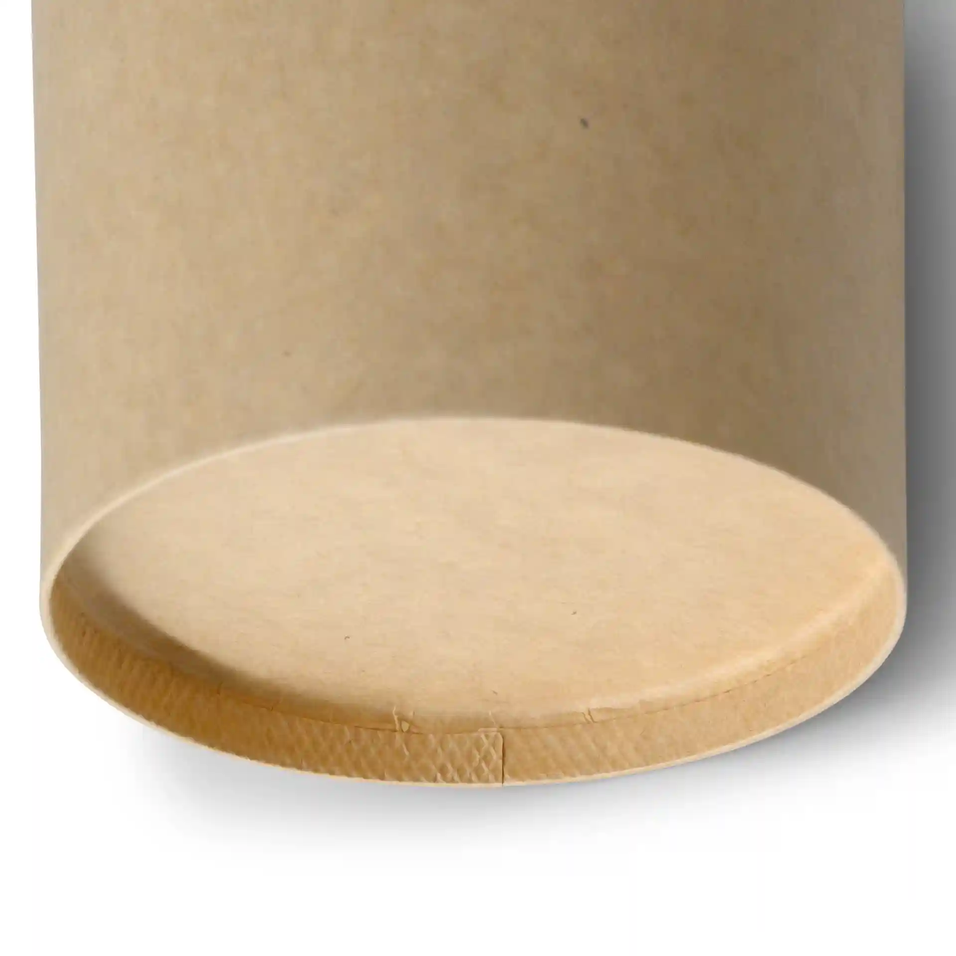 Brauner Pappbecher für Suppe mit runder Form und einem Bodendurchmesser von 93 mm, zeigt die Unterkante und Beschichtungsdetails.