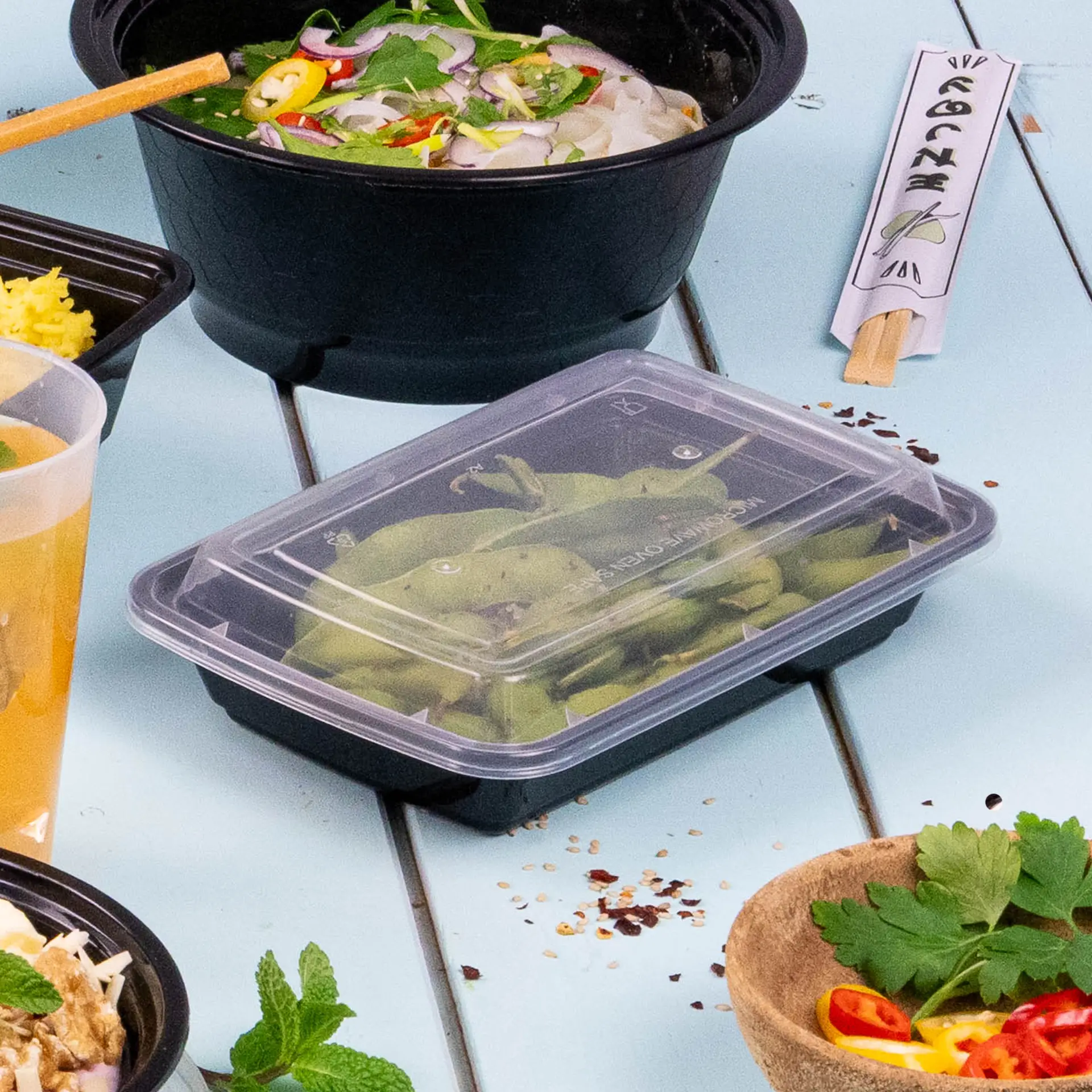 Wiederverwendbarer schwarzer rechteckiger Behälter für warme und kalte Speisen, mikrowellen- und spülmaschinenfest, mit transparentem Deckel.