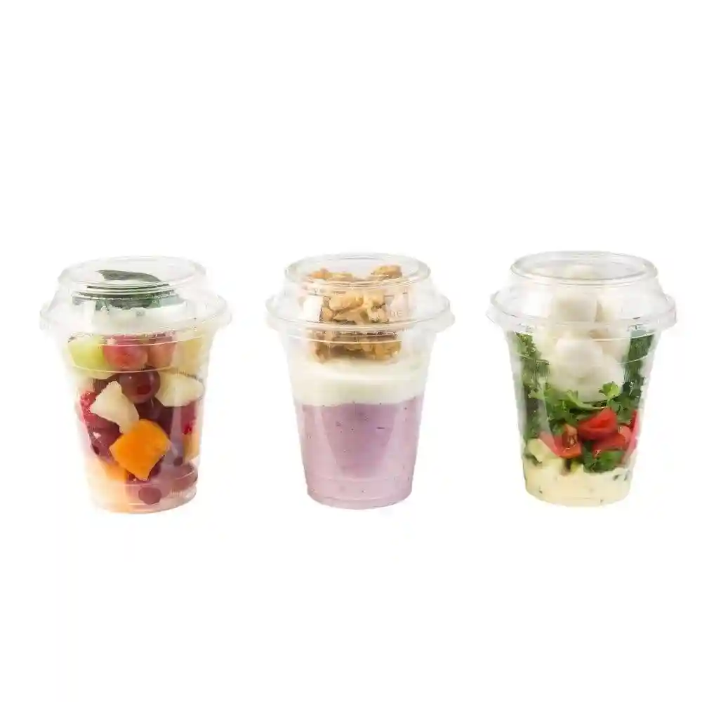 Drei transparente Becher mit verschiedenen Früchten, Joghurt mit Granola und einem Salat mit Mozzarellakugeln.