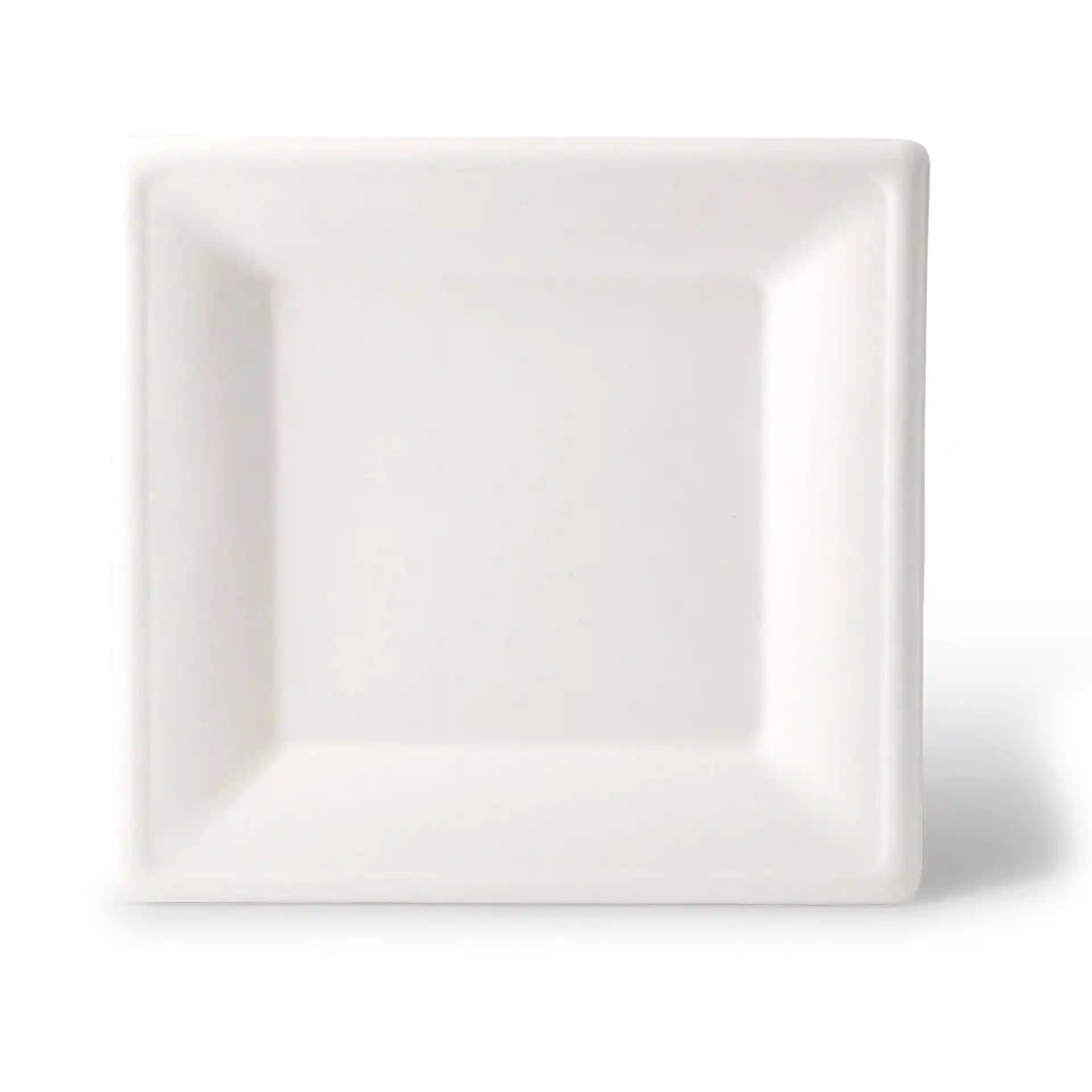 Quadratischer weißer Becher aus Zuckerrohr, 26 x 26 cm, mit flachem Design.