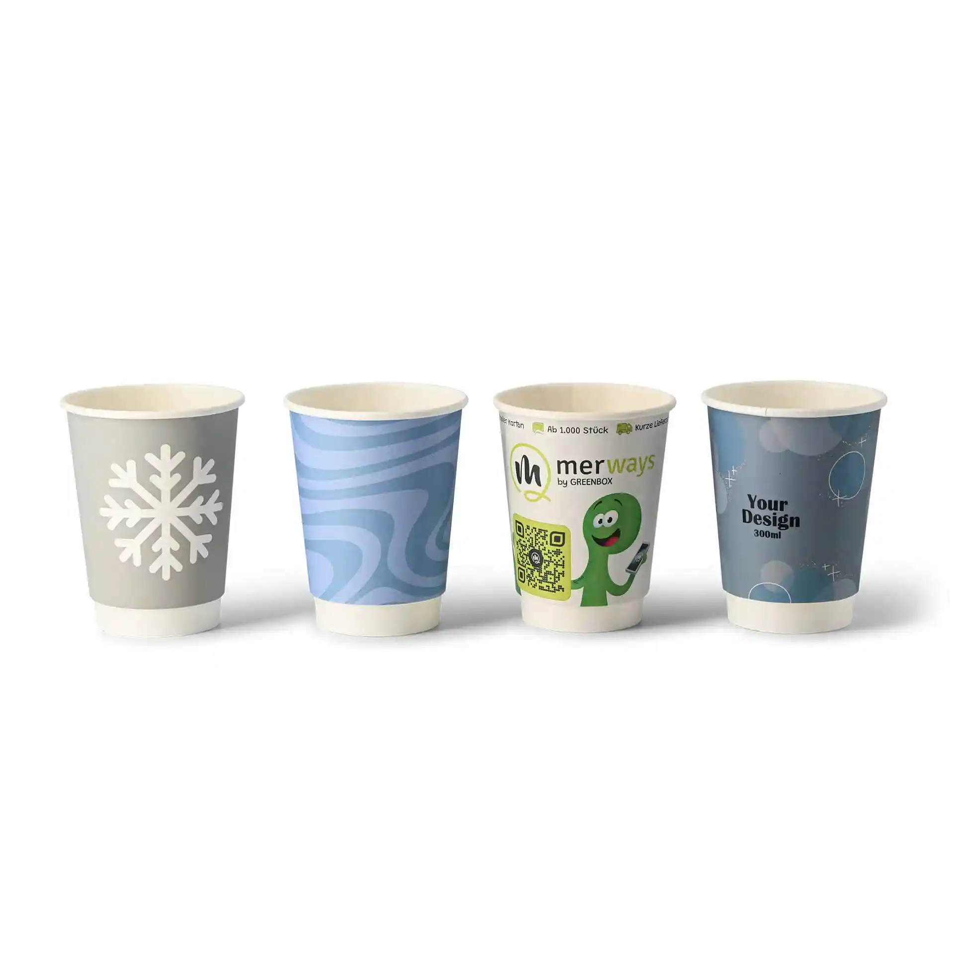 Vier Becher aus Papier mit verschiedenen Designs: ein grauer Becher mit Schneeflocke, ein blauer Wellenmuster, ein Markenbecher und ein blauer Becher mit Luftballons.