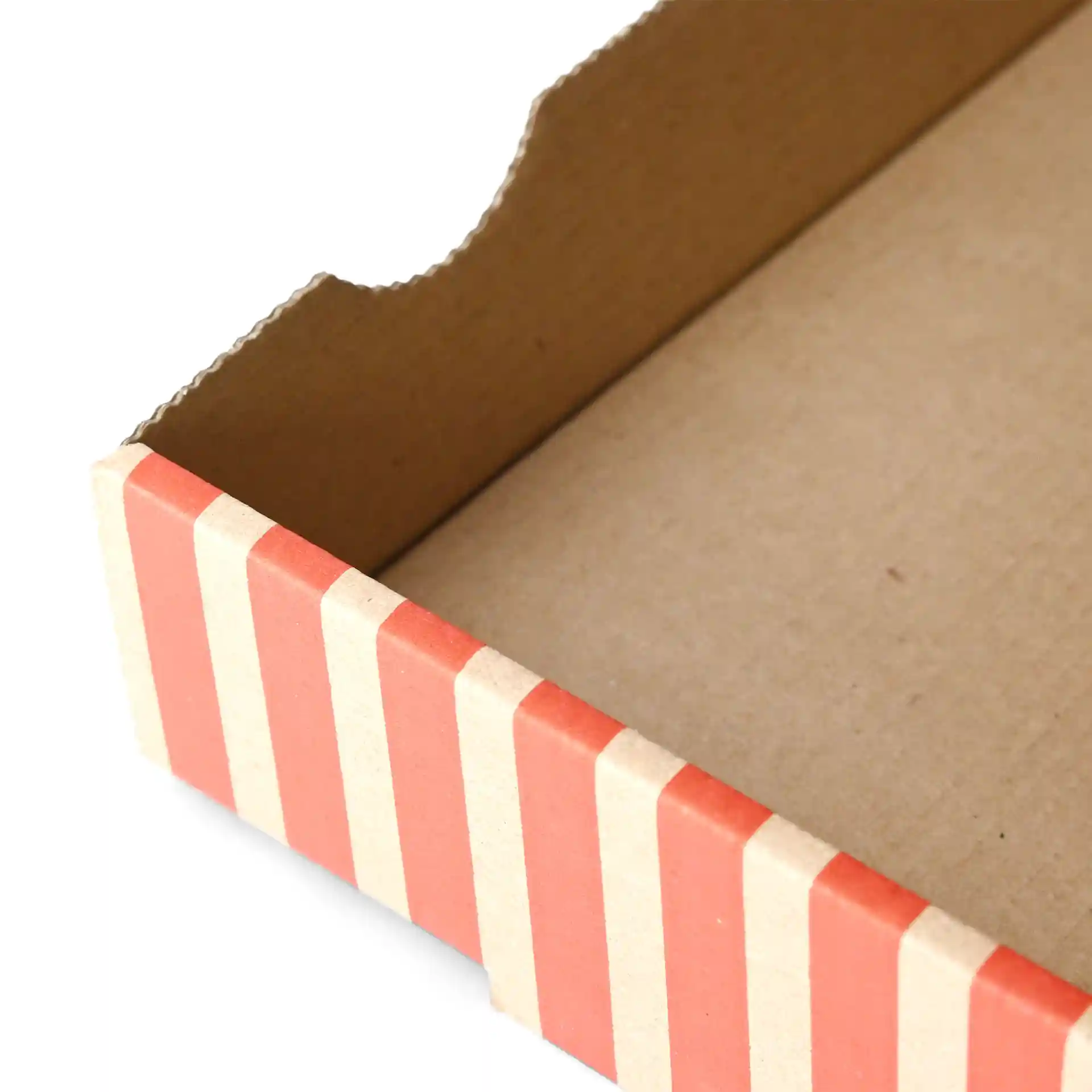 Cardboard pizza box with a brown interior and red and white striped exterior, measuring 30 x 30 x 4 cm.