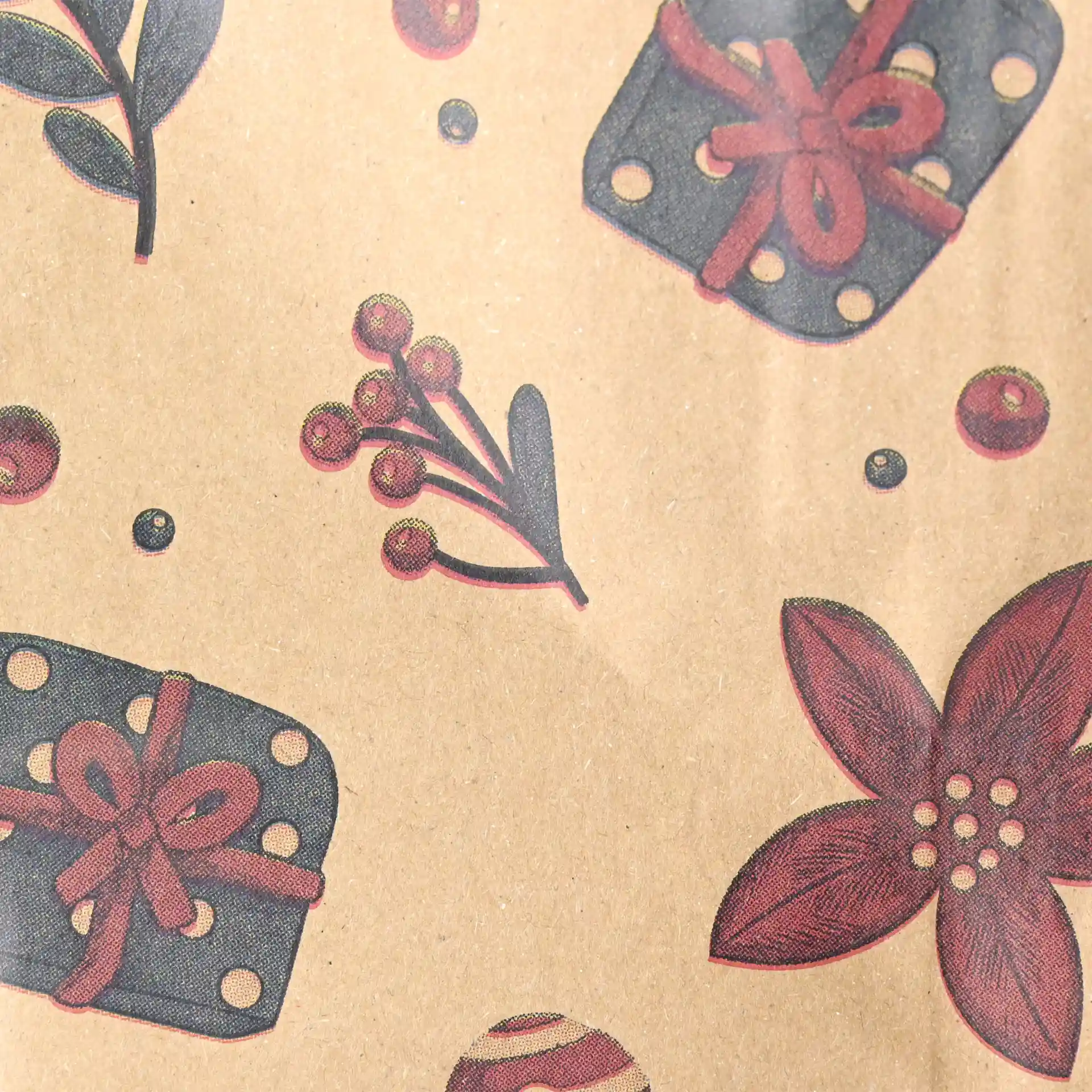 Braune Papiertasche mit Winterdesign, die Geschenke, Beeren und Blumen auf einem strukturierten Hintergrund zeigt.