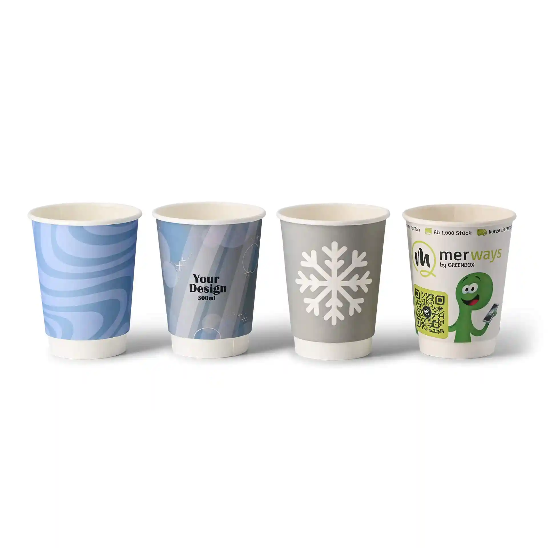 Vier doppelwandige Pappbecher mit verschiedenen Designs: blaue Wirbel, eine Schneeflocke und eine grüne Figur auf weißem Hintergrund.