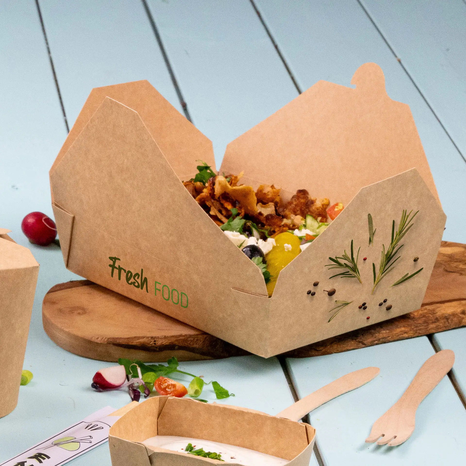 Bedruckte Takeaway-Box mit Salat und Toppings; mit "Frisches ESSEN"-Label und dekorativem Rosmarin.