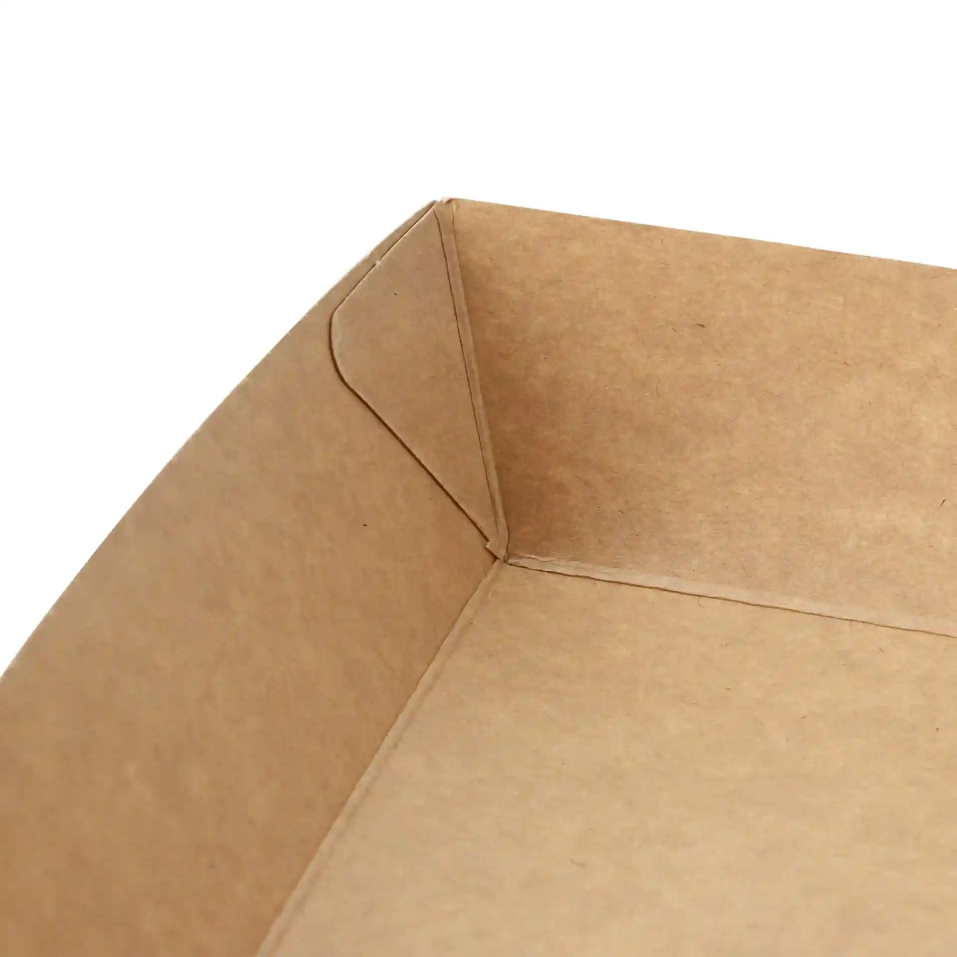 Nahaufnahme der Ecke eines braunen Papptabletts, das das Innere und die gefalteten Kanten zeigt.