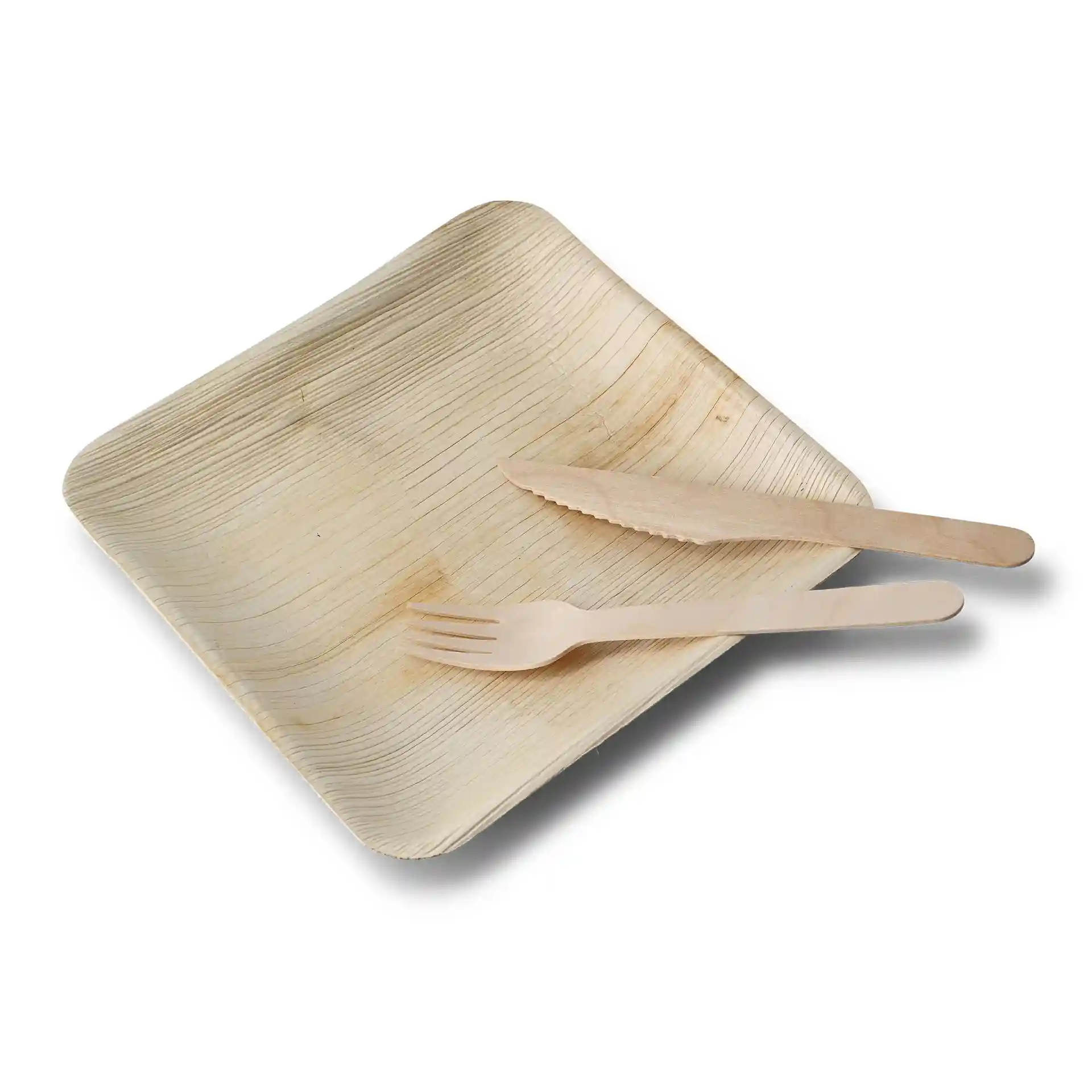 Quadratische Holzplatte mit strukturierten Oberfläche, begleitet von einer Holzgabel und einem Holzmesser.