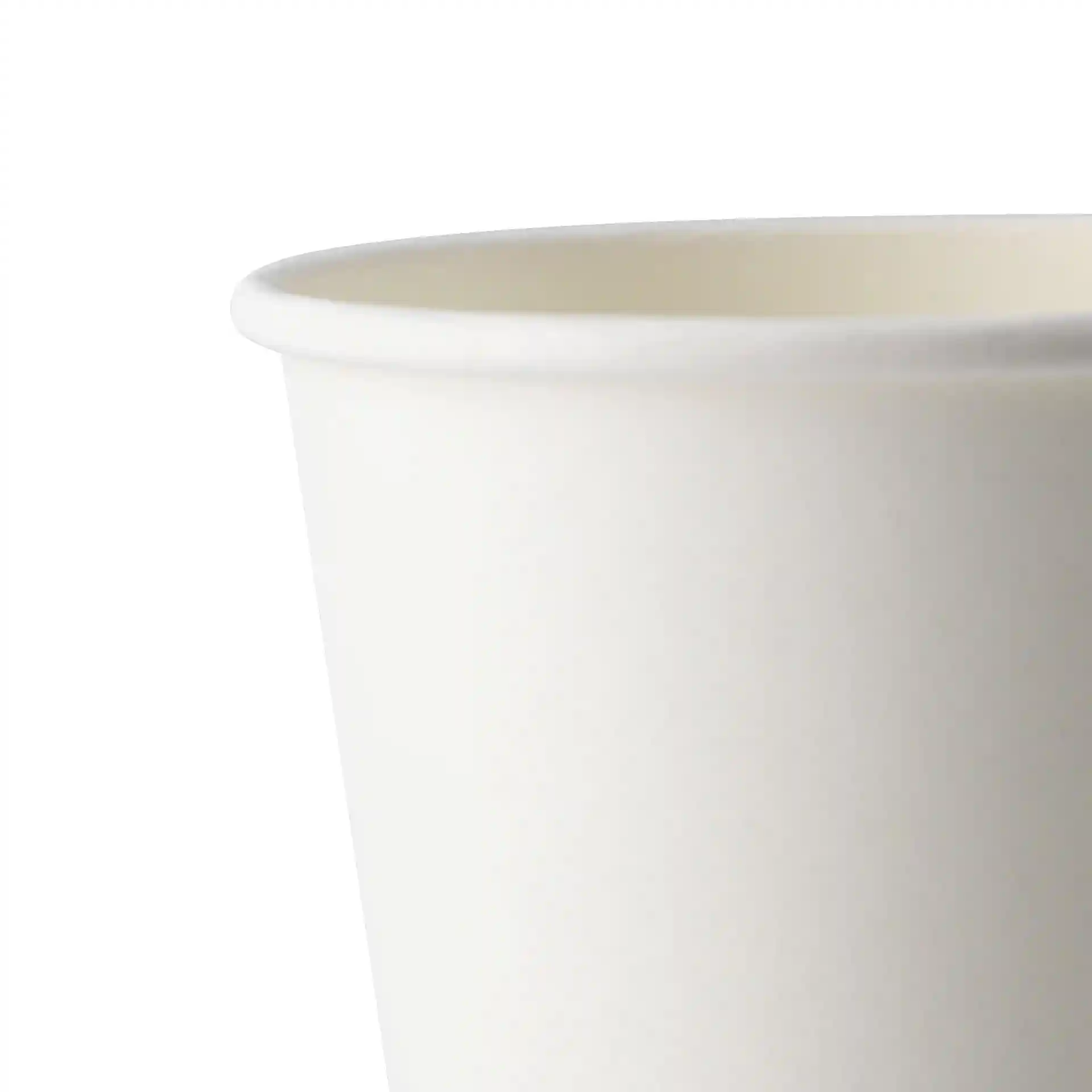Weißer Becher mit einem Durchmesser von 70 mm und einer Höhe von 97 mm, zeigt den oberen Rand und die Innenseite.