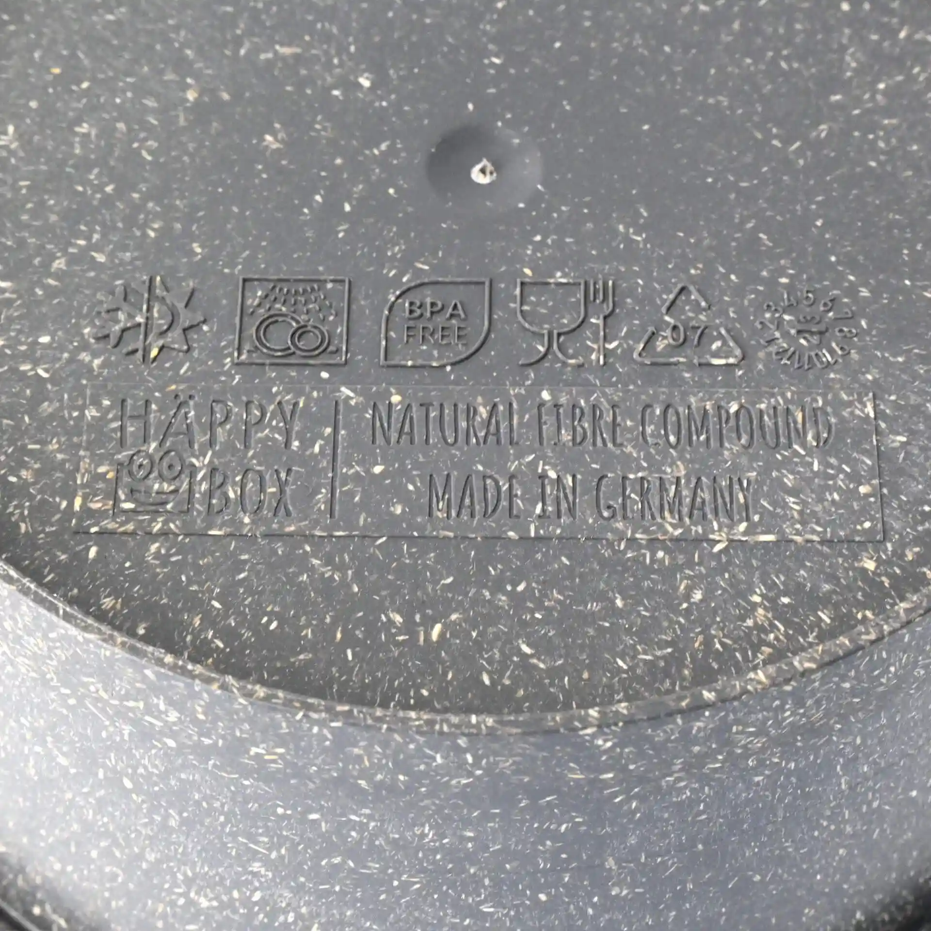 Label with symbols including BPA-free, made in Germany, and natural fibre compound on a grey round bowl base.