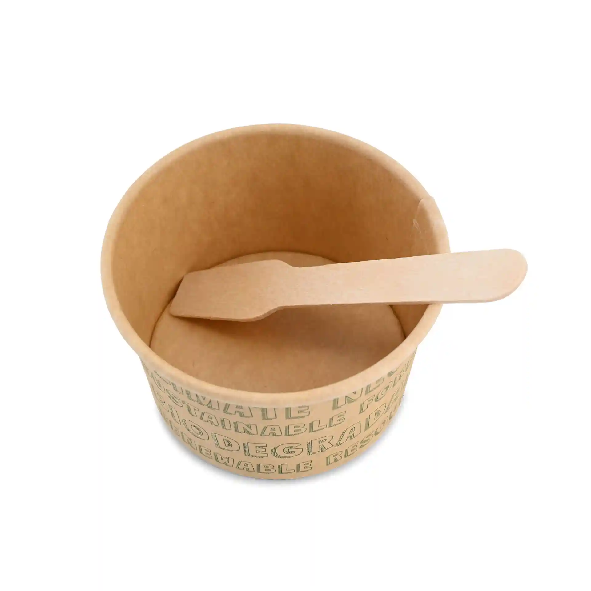 Brauner Becher aus Papier mit einem Holzlöffel darin, bedruckter Text außen.