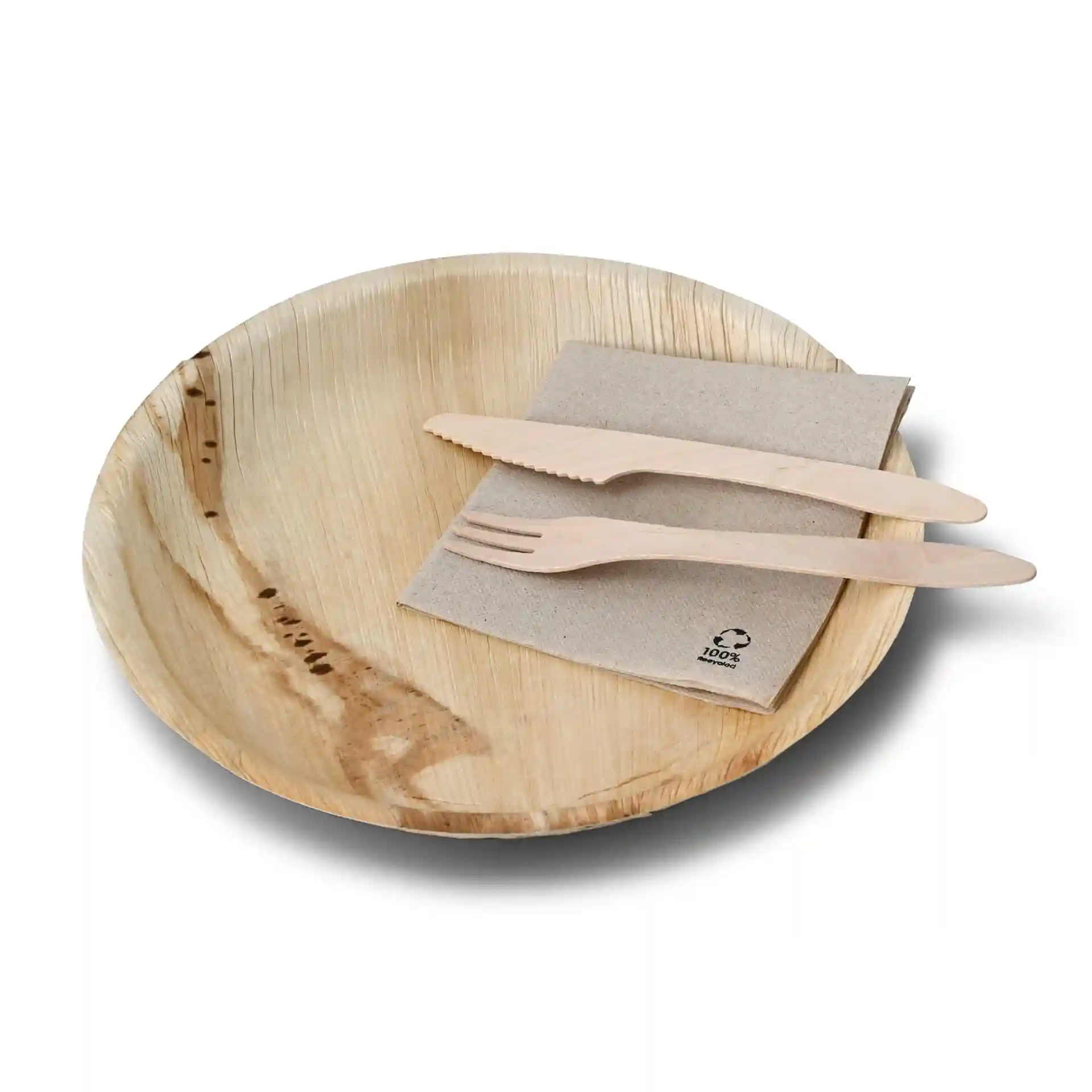 Runde Palmblattplatte mit einem Durchmesser von 25 cm, begleitet von einer beigen Serviette und Holzmesser und -gabel.