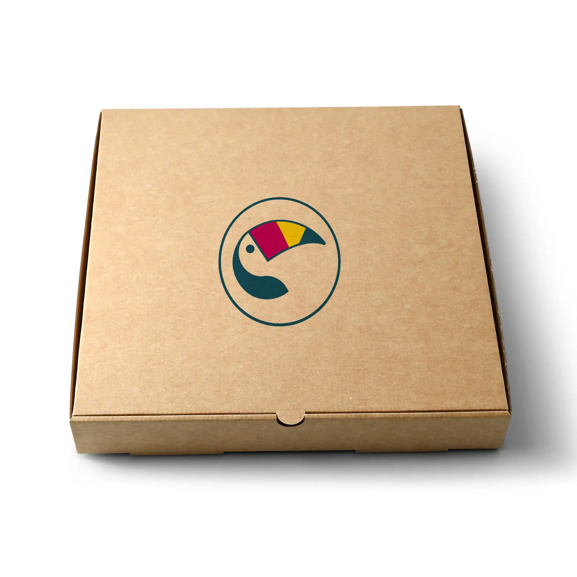 Braune Pizzaschachtel mit einem runden Logo und einem stilisierten Tukansymbol auf der Oberseite.