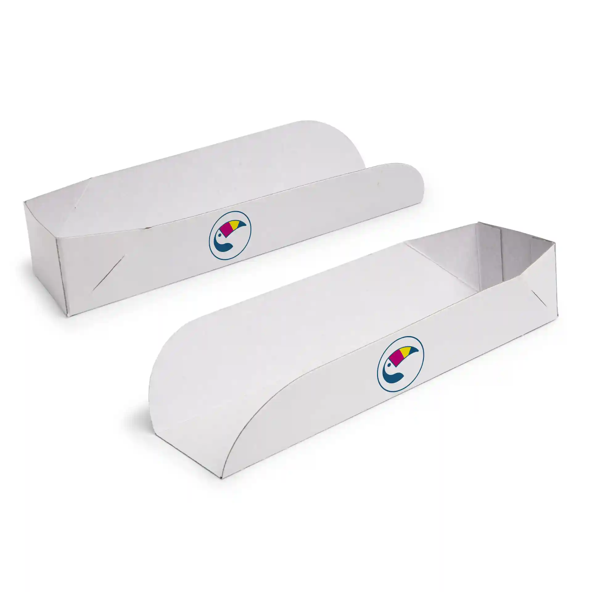 Weiße Hot-Dog-Verpackung mit abgerundetem Deckel, 20 x 5 x 4 cm, mit einem Logo an der Seite.