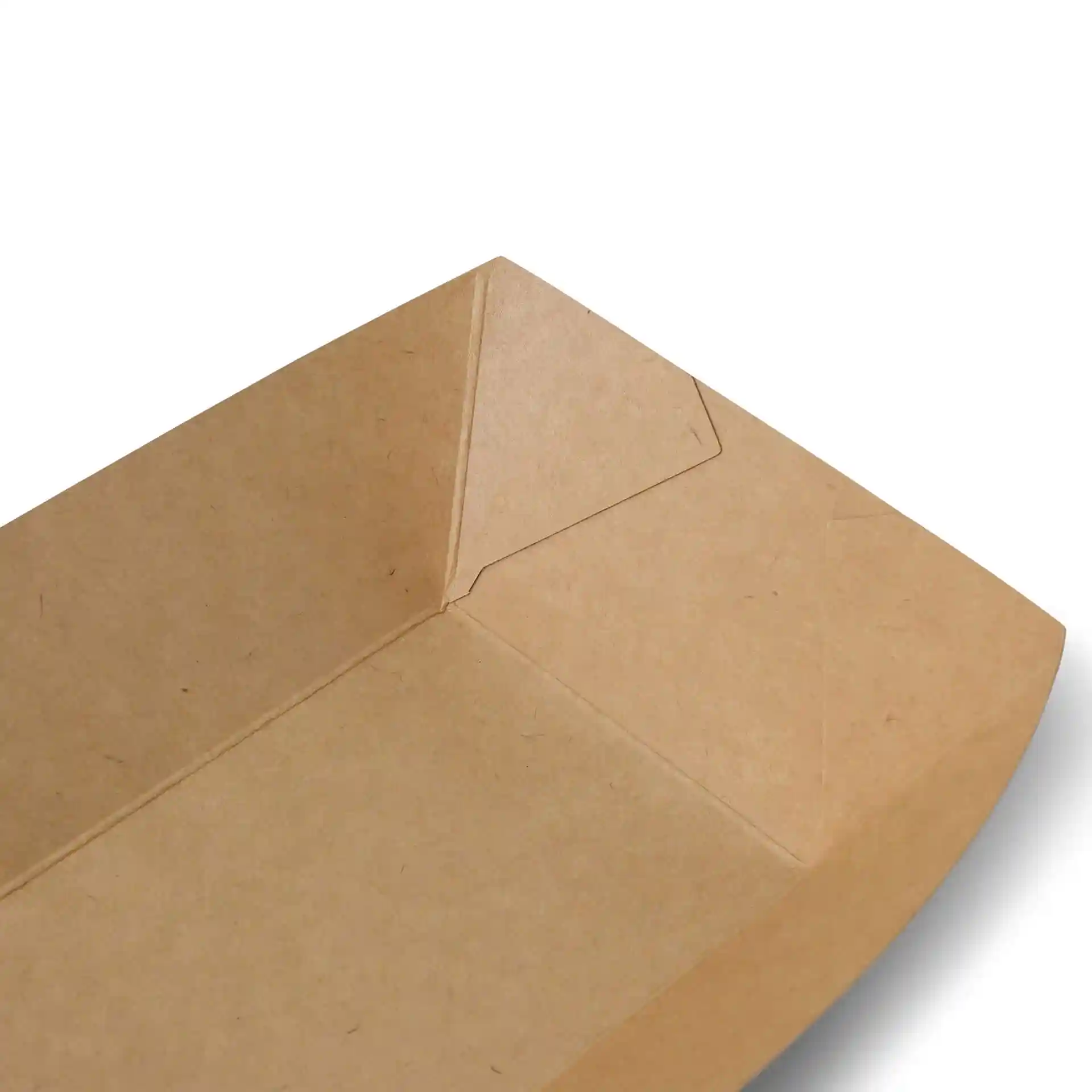 Nahaufnahme einer braunen Pappsnackschale mit rechteckiger Form und sichtbaren Eckenfalten.