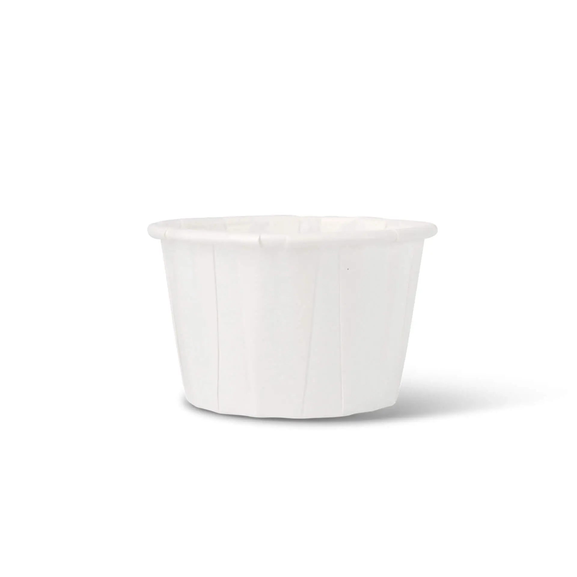 Weißer Becher mit Rillen, geeignet für kleine Portionen und Dips, 45 ml Fassungsvermögen.
