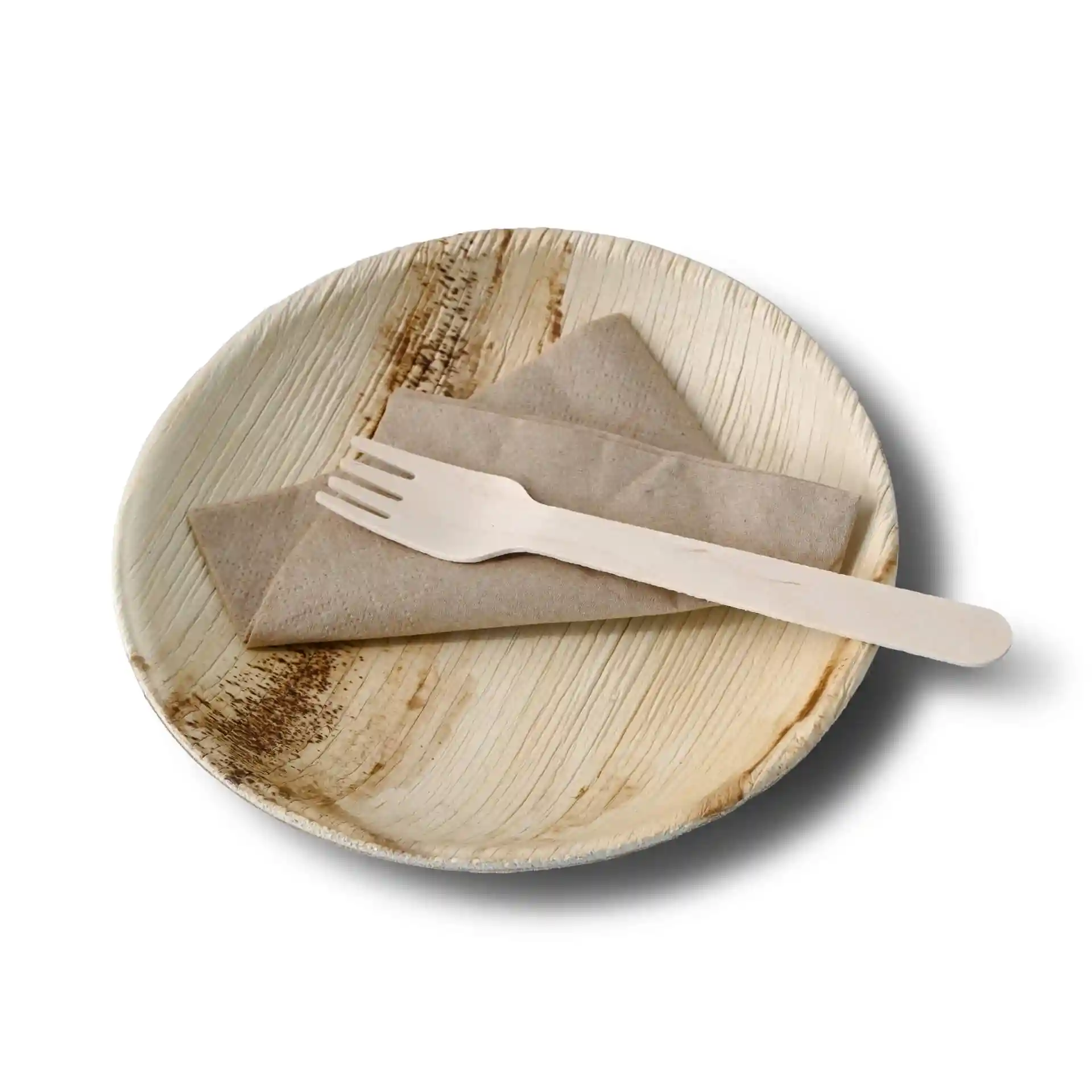 Runde Palmblattplatte mit einer Maserung, einer gefalteten braunen Serviette und einer Holzgabel darauf.