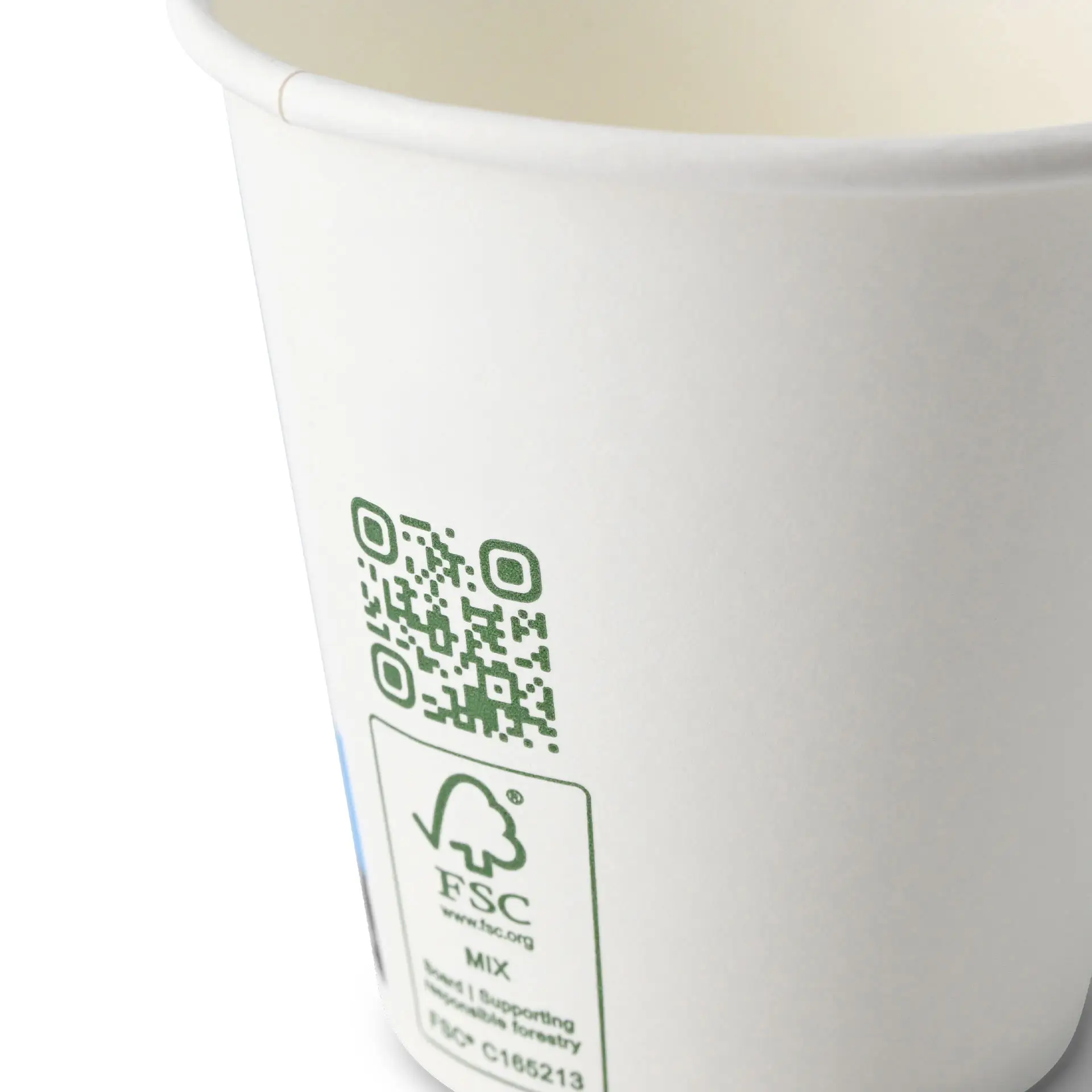 Weißer Becher mit einem QR-Code und einem grünen Symbol an der Seite.
