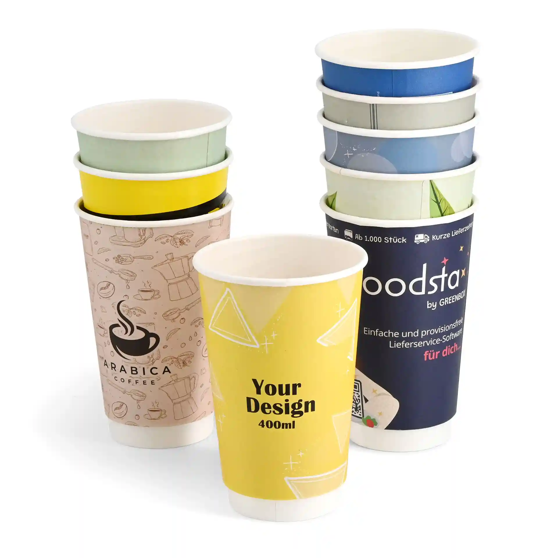 Stapel von individuell bedruckten Bechern in verschiedenen Designs, darunter ein gelber Becher mit "Dein Design" und ein kaffeethemen Becher.