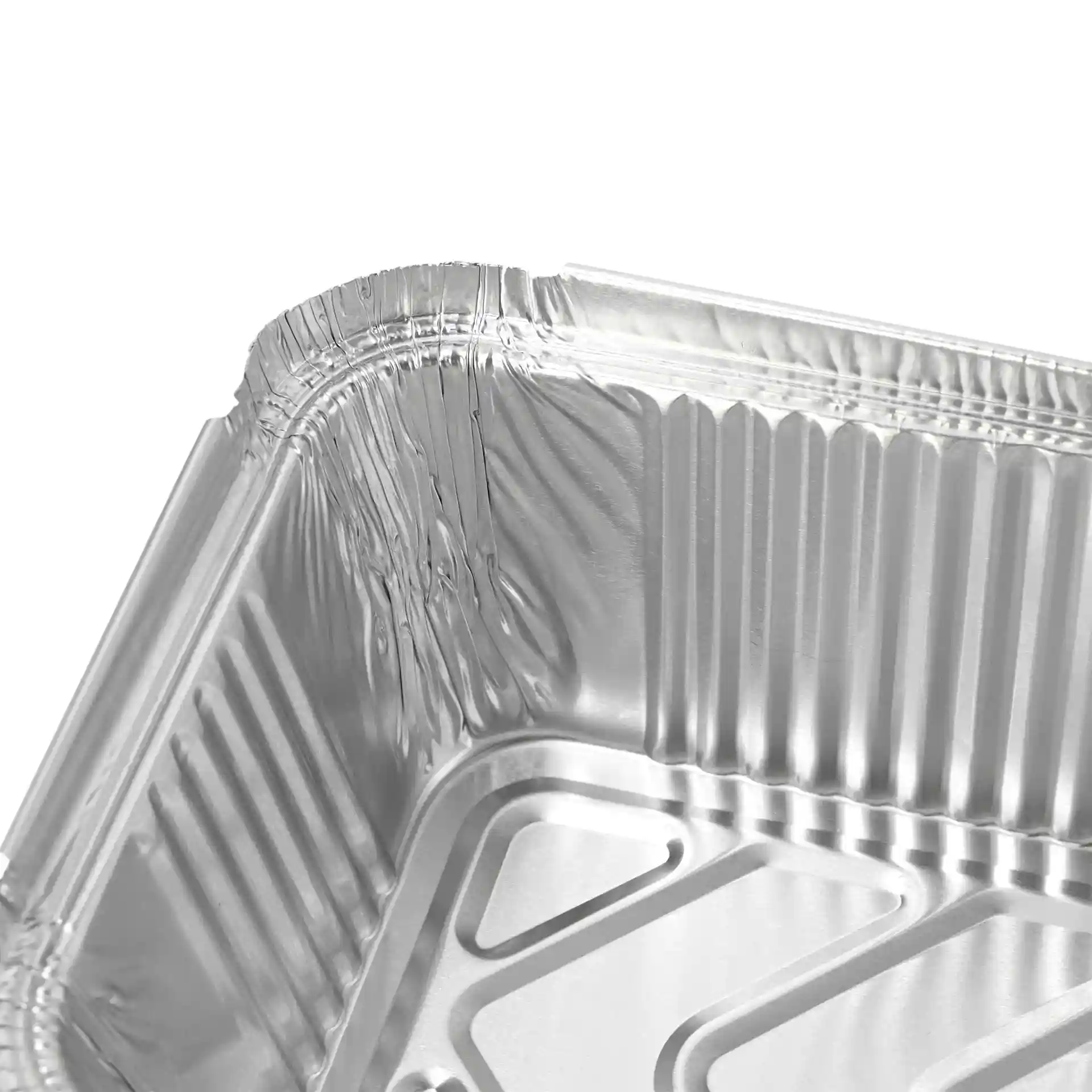 Nahaufnahme eines rechteckigen Aluminiumbehälters mit glänzender Oberfläche und gefalteten Kanten, 21,8 x 11,3 x 5,4 cm.