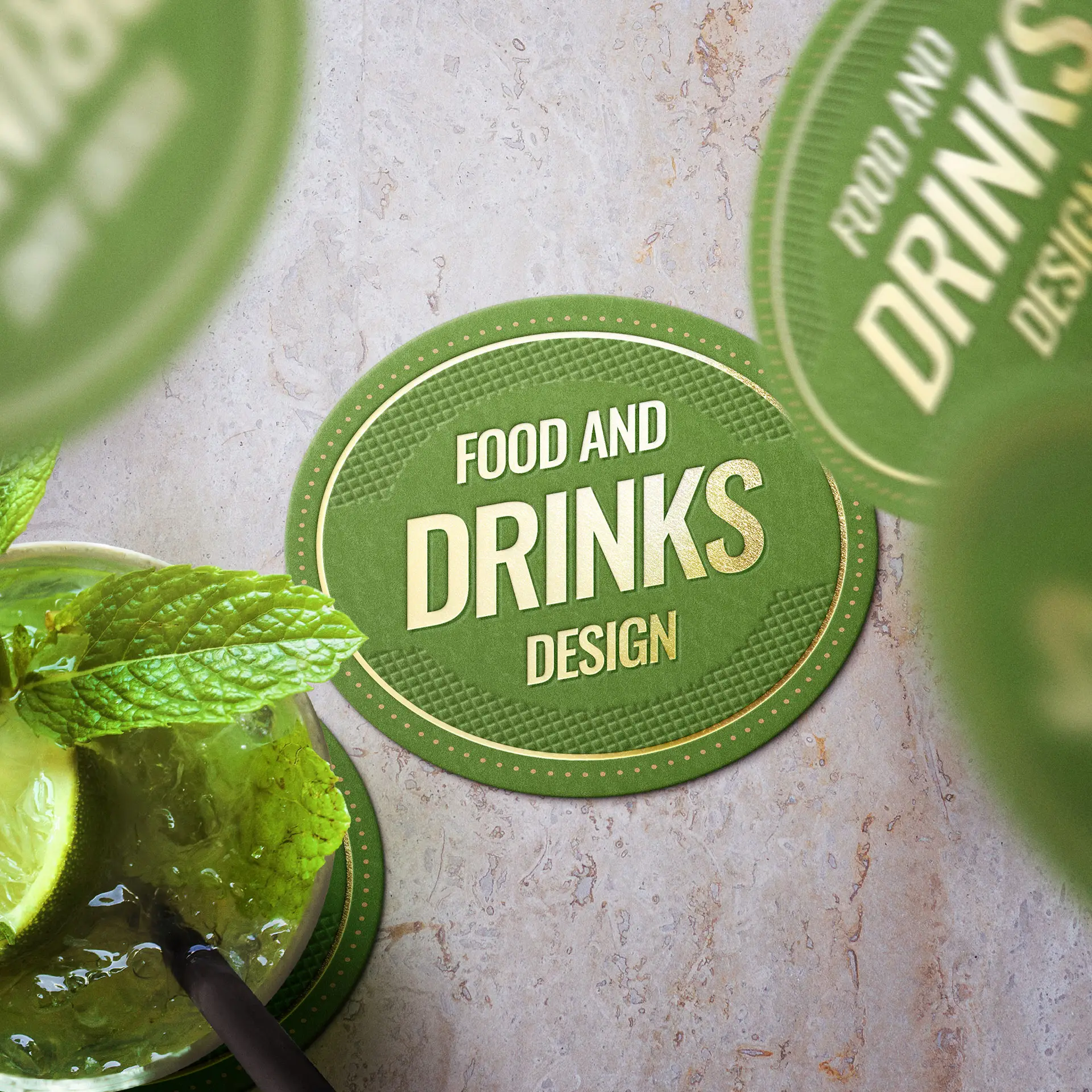 Ovale, bedruckte Bieruntersetzer mit der Aufschrift "Food and Drinks Design" auf grünem Hintergrund und dekorativem Text.