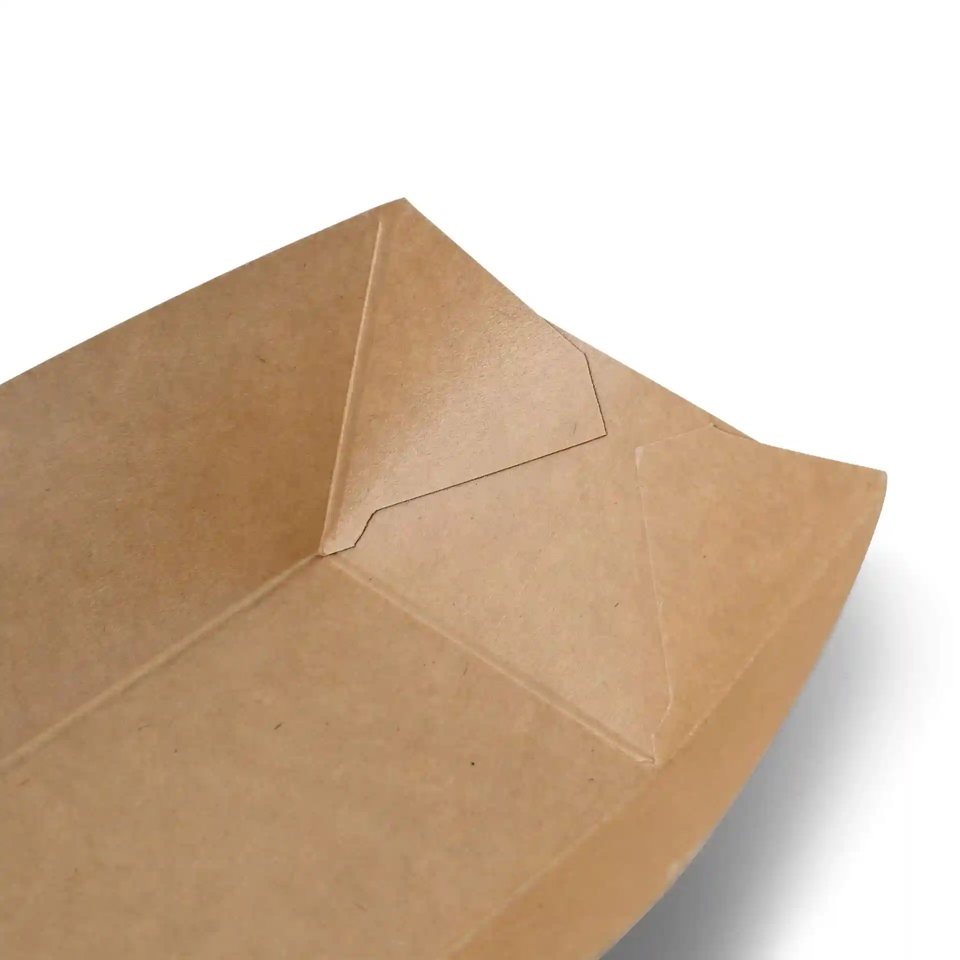 Nahaufnahme eines braunen Papp-Snacktabletts mit gefalteten Ecken, das die Innen- und Beschichtungsdetails zeigt.