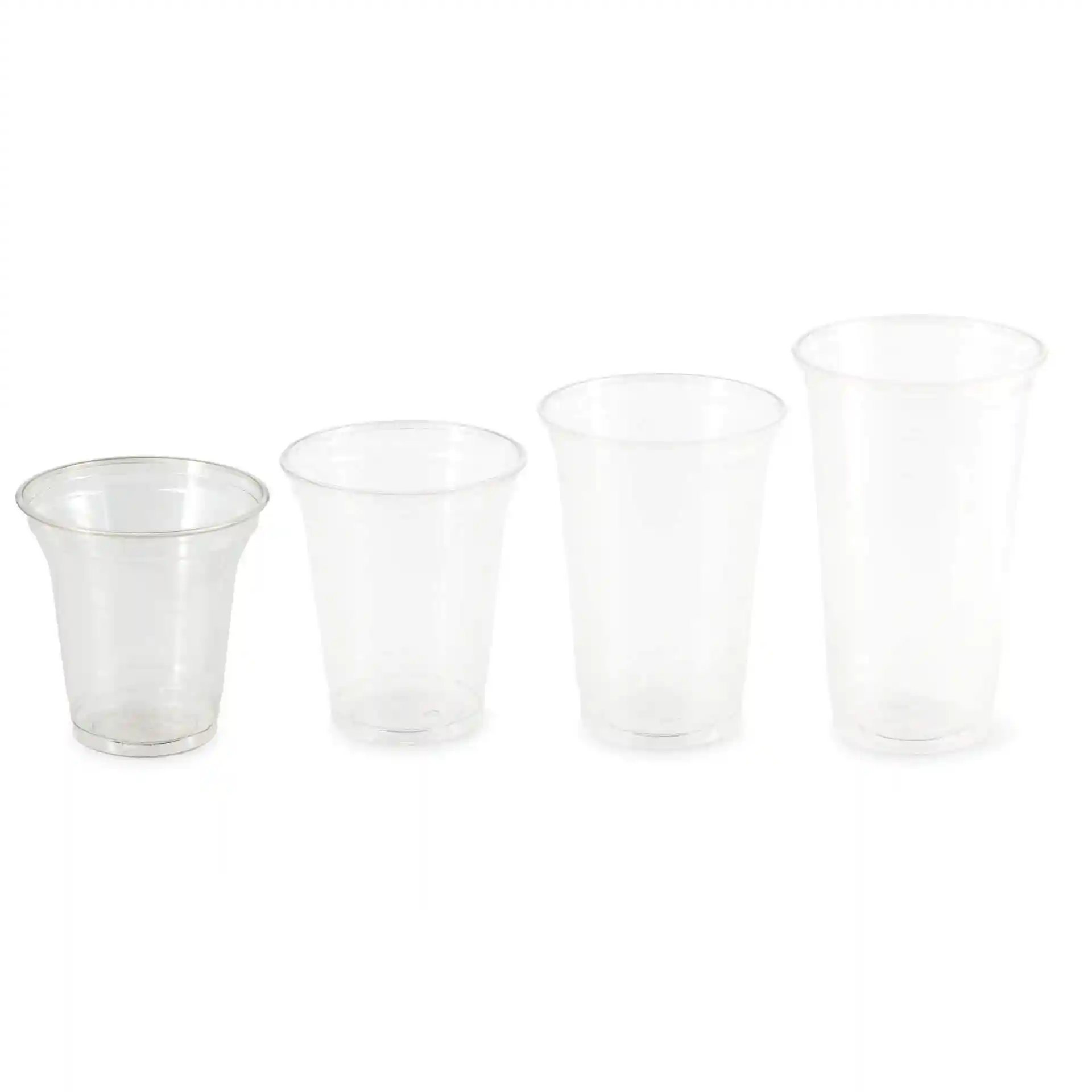 Set aus vier transparenten rPET-Bechern in verschiedenen Größen, der kleinste Becher links und der größte rechts.