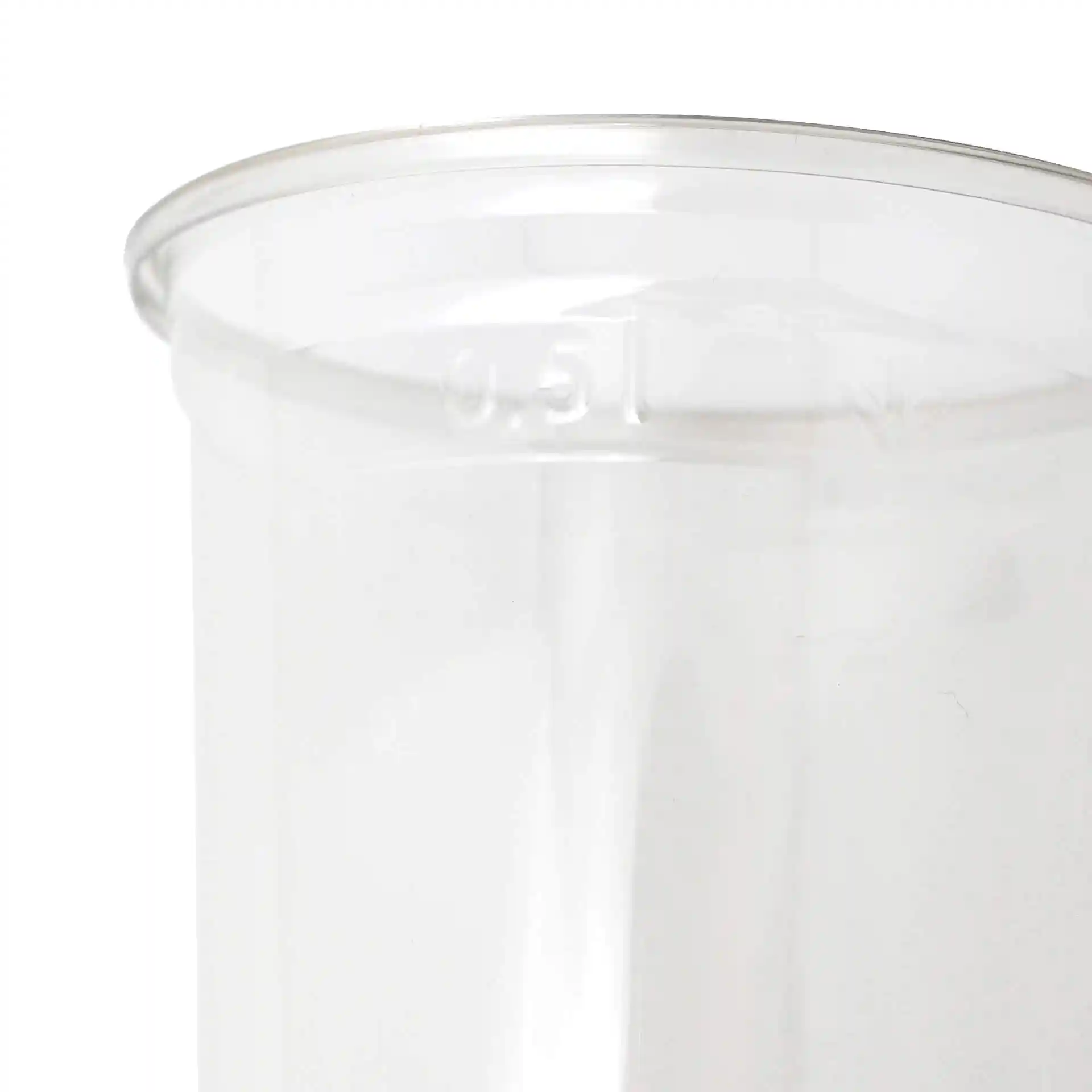 Klarer Plastikbecher mit einem Durchmesser von 94 mm oben und 61 mm unten, zeigt den Rand und einen Teil des Körpers.