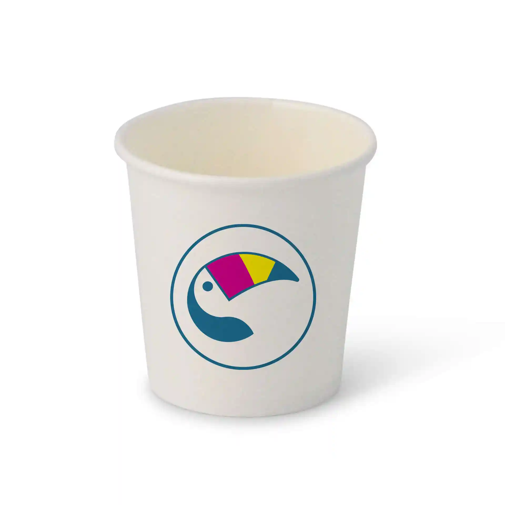 Weißer Becher mit rundem Logo und buntem Tukangestaltung, 100 ml Fassungsvermögen.