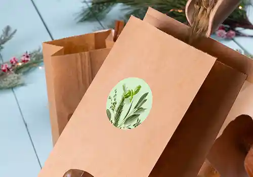 Individuell bedrucktes Etikett auf einem Kraftpapierbehälterdeckel mit einem bunten Design und dem Wort "Logo."