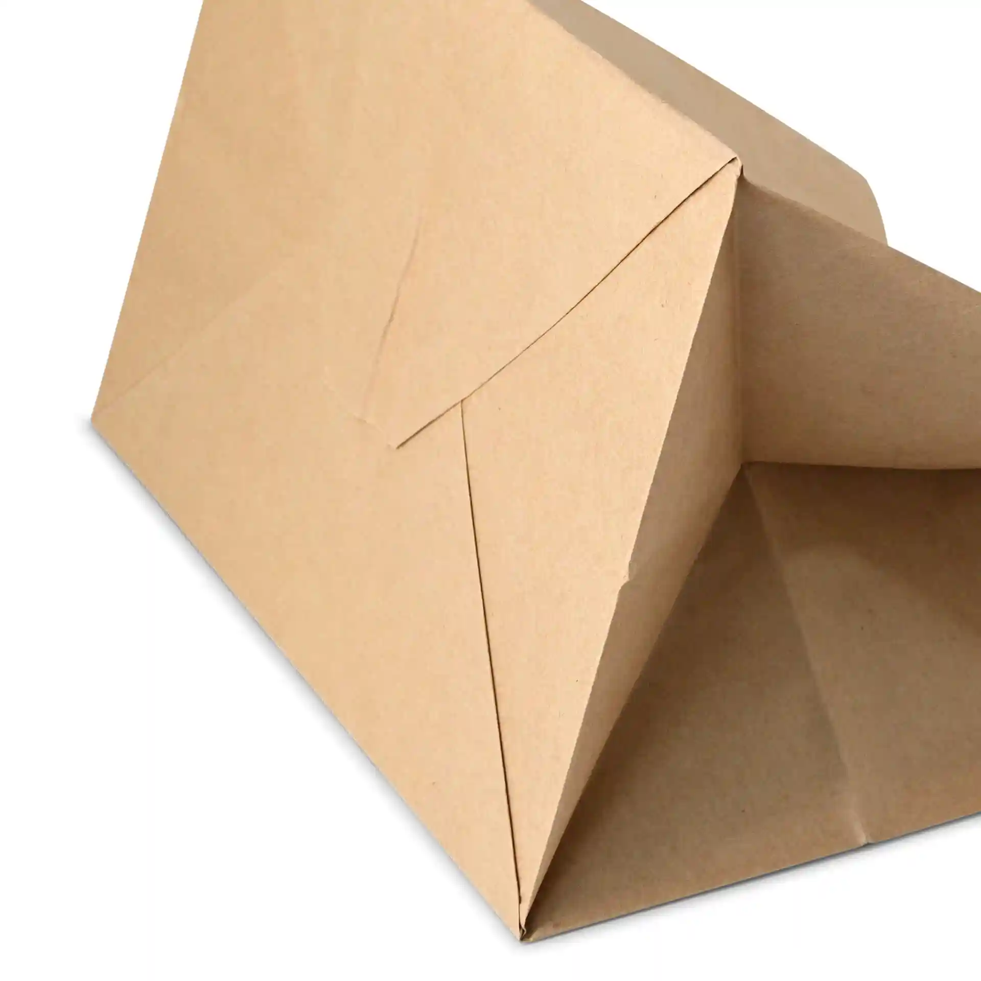 Braune Recycling-Papiertüte mit dreieckiger Faltung und ohne Beschichtung, Maße 32 x 21 x 27 cm.