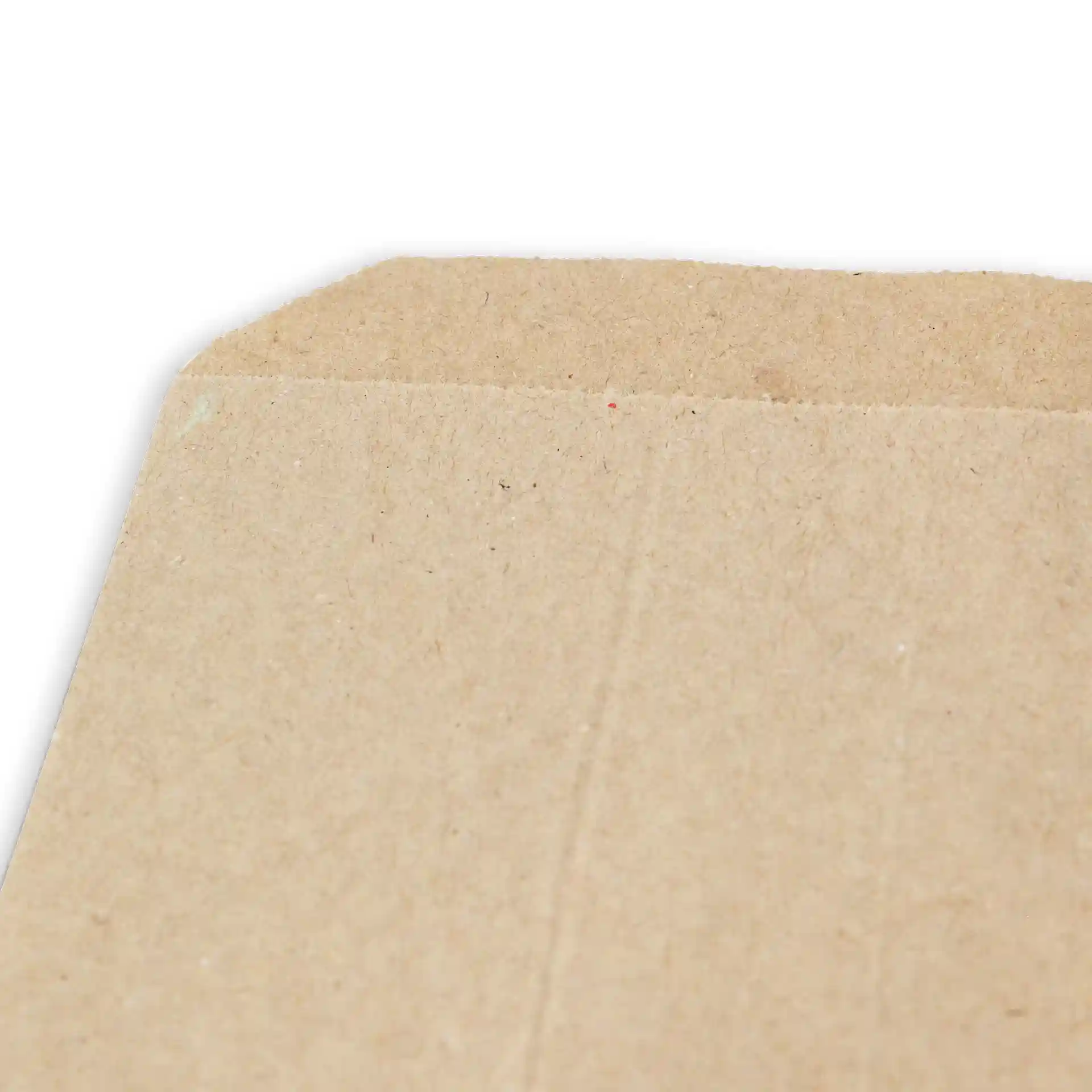 Nahaufnahme der oberen Kante einer braunen Kraftpapier-Flachbeutels, mit glatter Oberfläche und gefaltetem Eck.