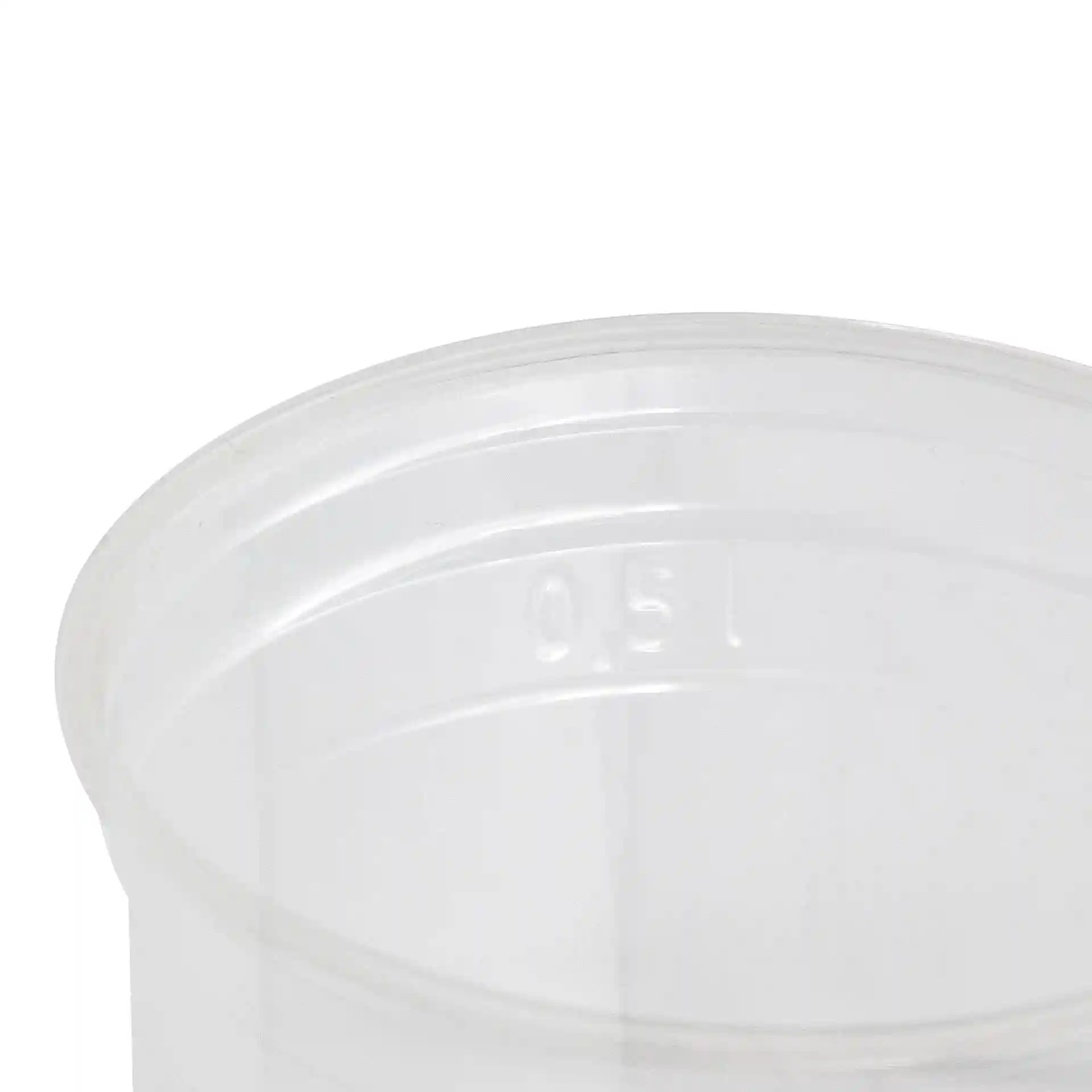 Klarer Plastikbecher mit sichtbarem Messmarkierung von 150 ml am Rand.