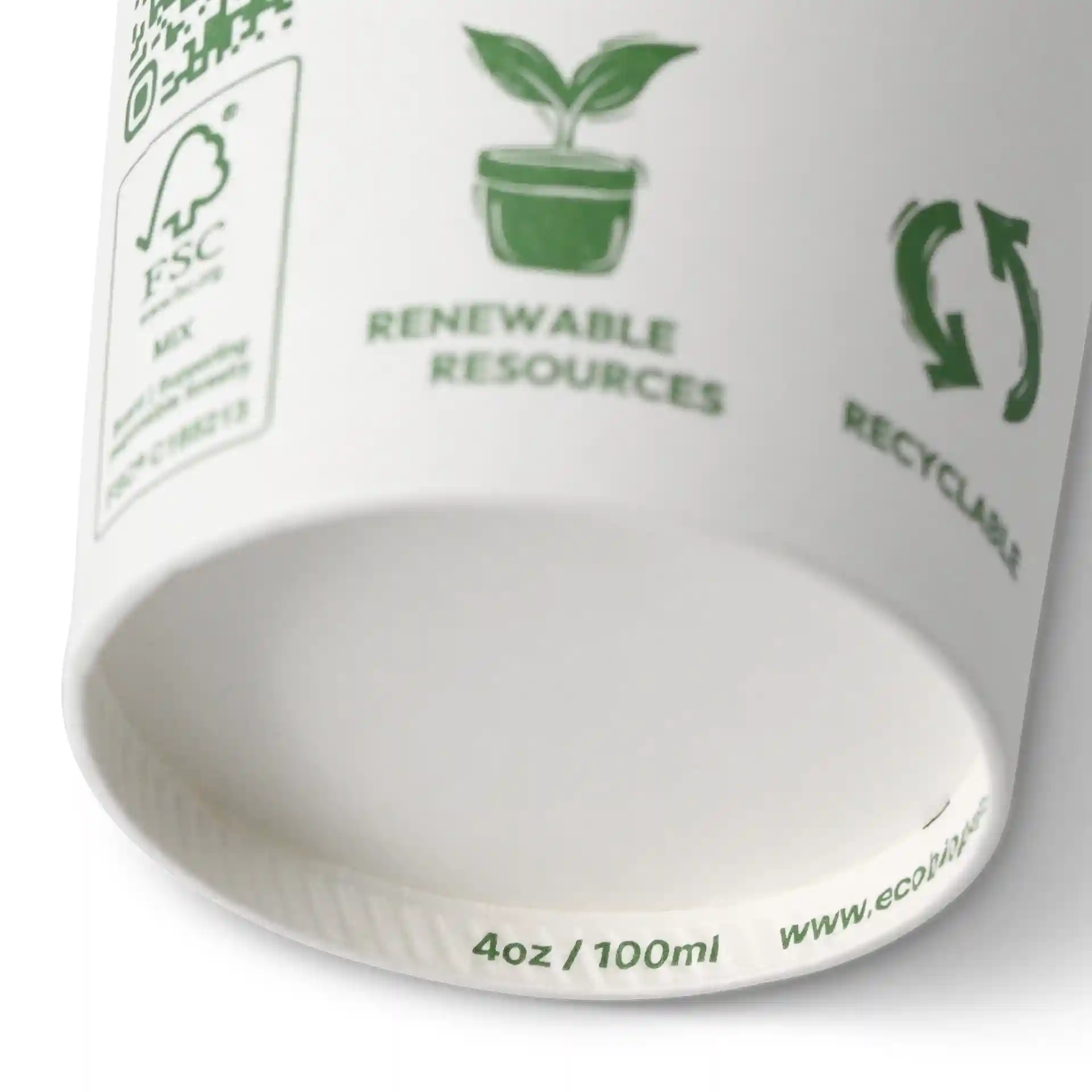 Weißer Becher mit grünen Symbolen, zeigt eine Pflanze, Recycling-Symbol und Maße von 4 oz / 100 ml am Boden.