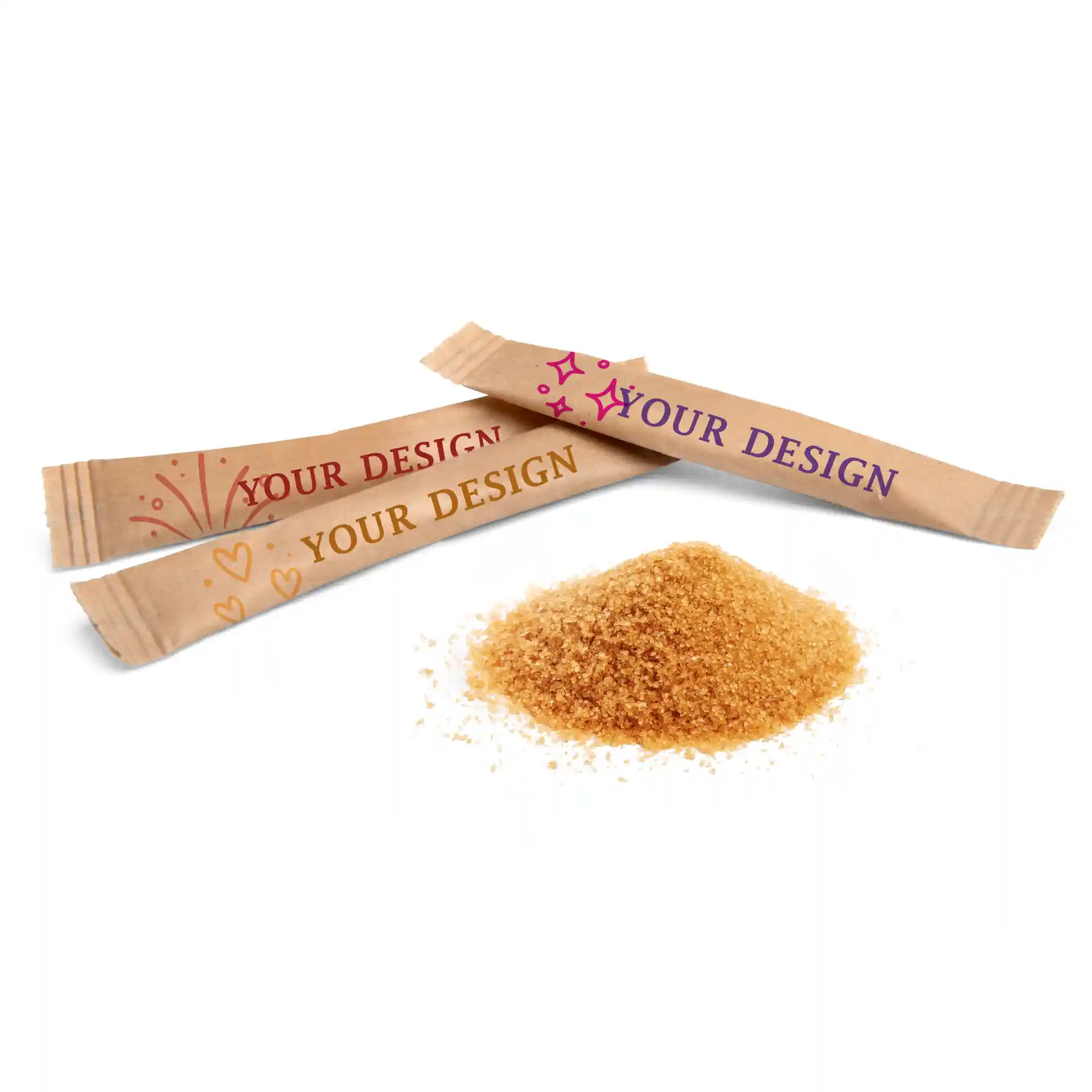 Brauner Bio-Rohrzucker in einem Haufen mit drei Zuckersticks mit bedruckten Designs.