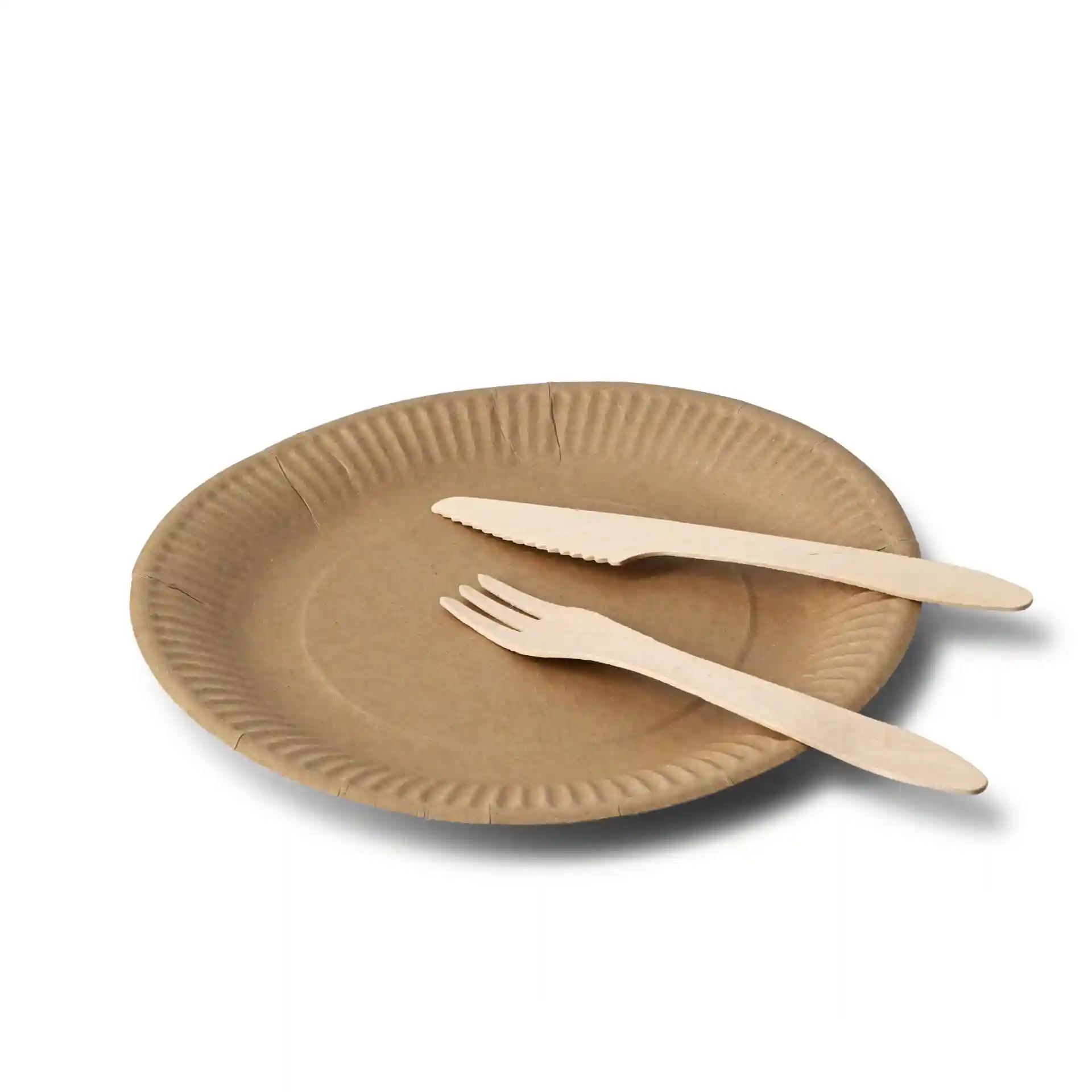 Brown paper plate, 23 cm diameter, with a shallow round shape, accompanied by a wooden fork and knife.