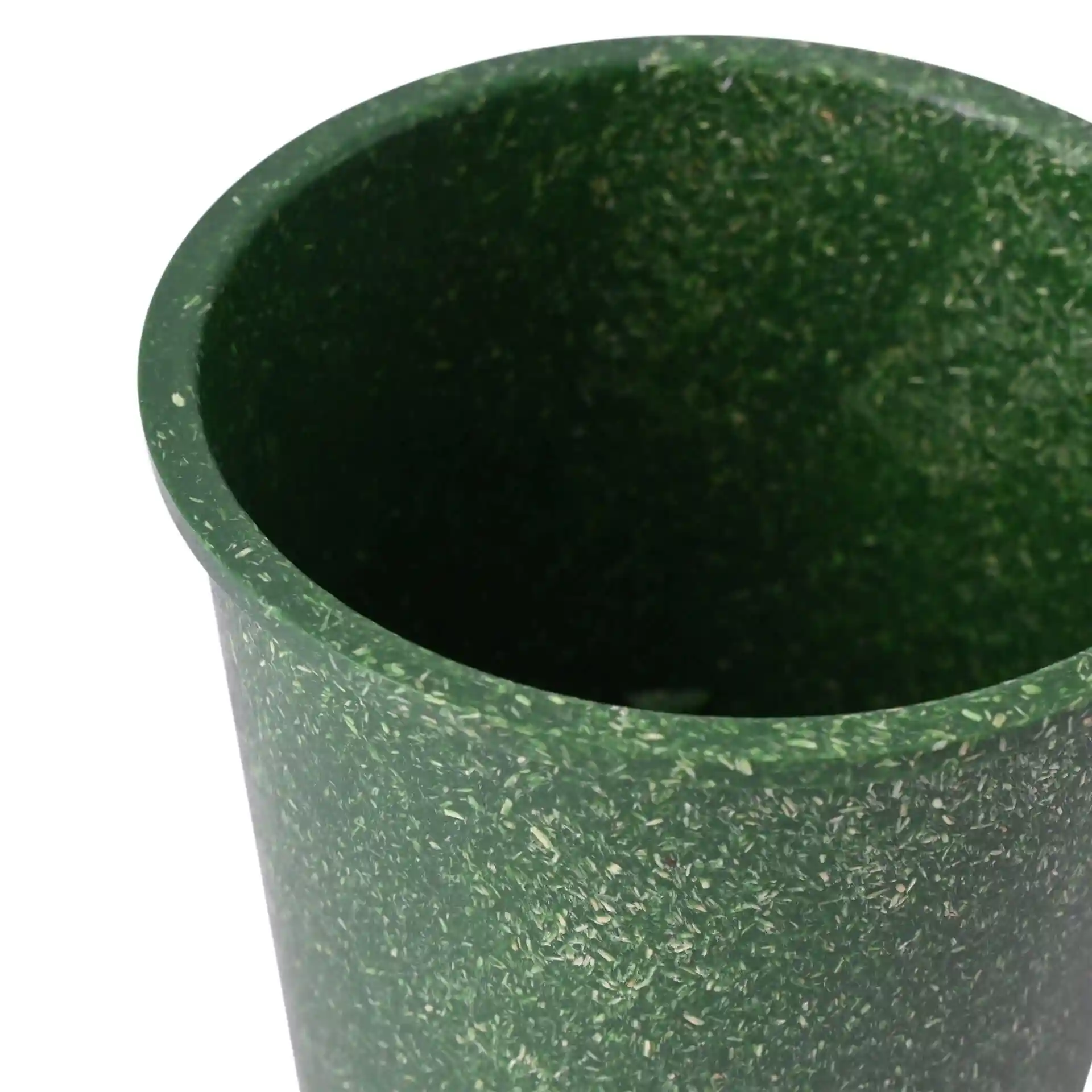 Runder grüner Becher aus Bio-Verbundmaterial, zeigt das Innere und den oberen Rand, mit einem Durchmesser von 95 mm.