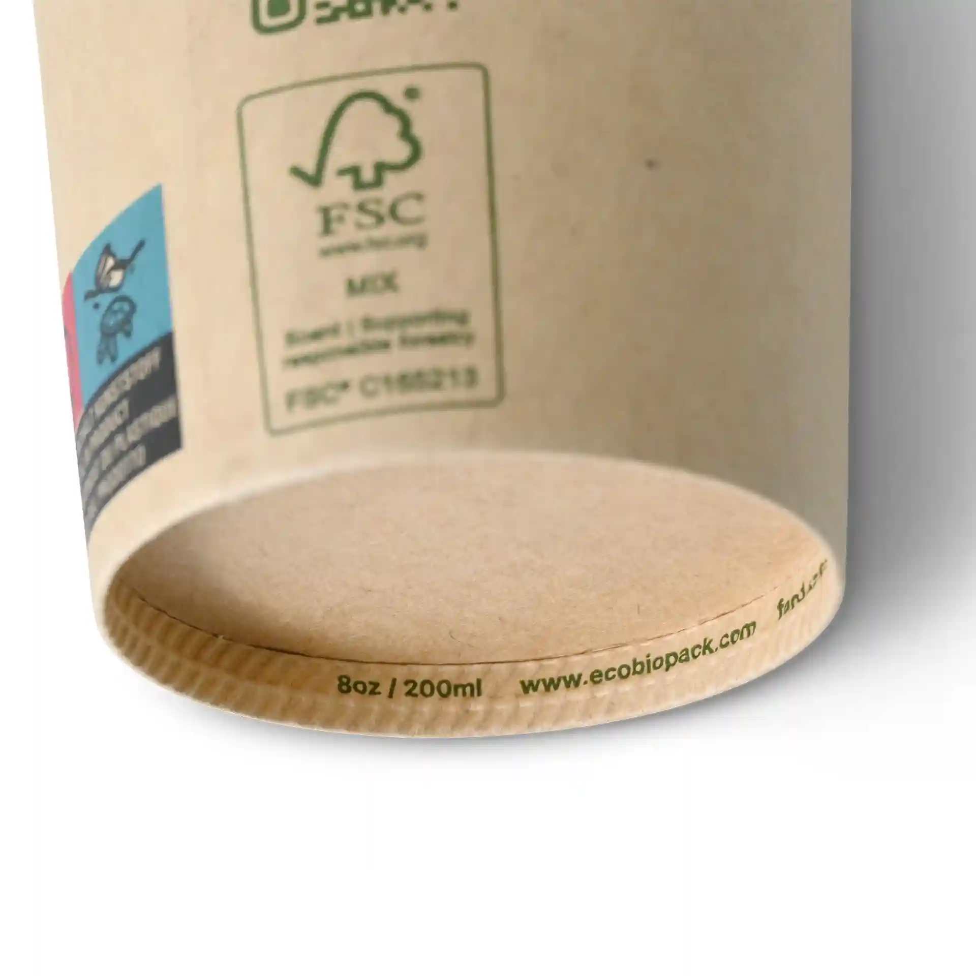 Brauner Becher mit einem Durchmesser von 80 mm, mit PLA-beschichtetem Innenraum und Markierungen am Boden.