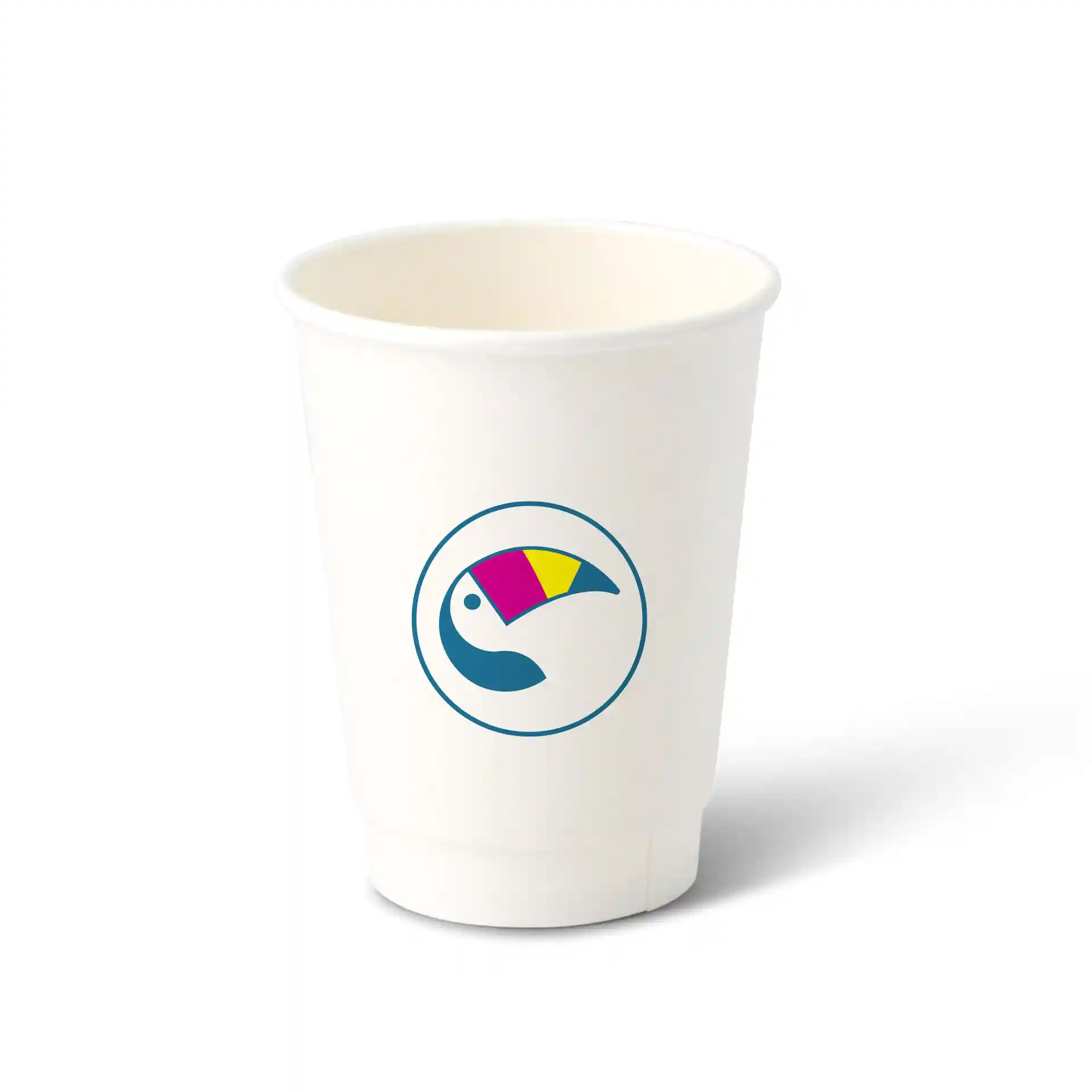 Weißer doppelwandiger Pappbecher mit einem runden Logo und einem bunten Tukankonzept.