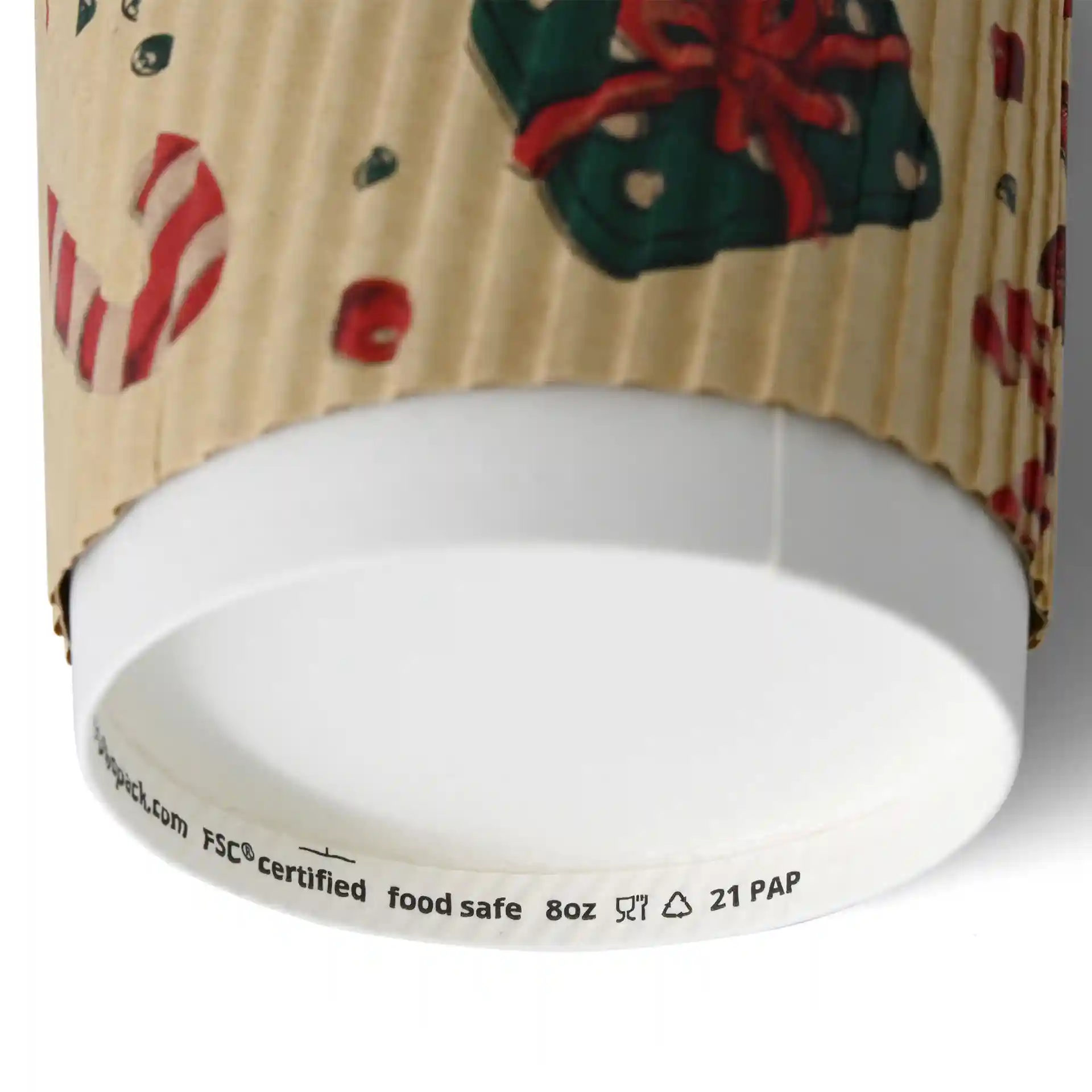 Brauner Wellbecher mit Winterdesign, 8 oz Kapazität, zeigt das innere weiße Futter und Bodendetails.