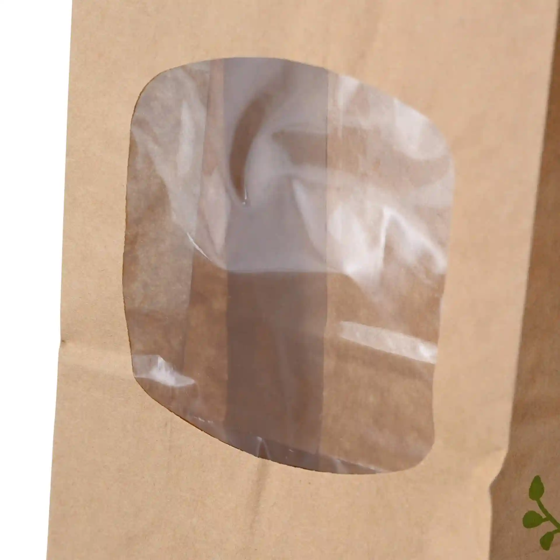 Braune Kraftpapiertüte mit transparentem Sichtfenster, abgerundetem oberen Rand und Zinnverschluss.