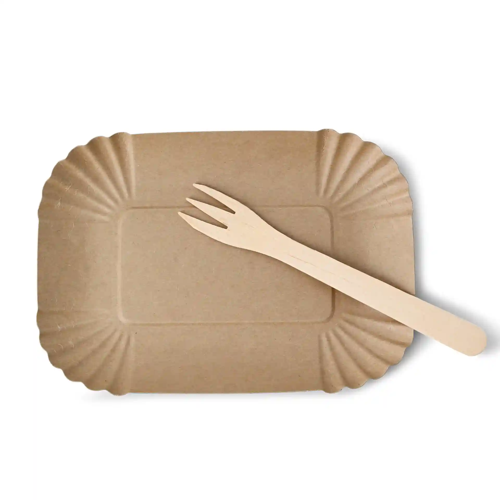 Braunes rechteckiges Pappessenblech mit tiefem Design, begleitet von einer Holzgabel.