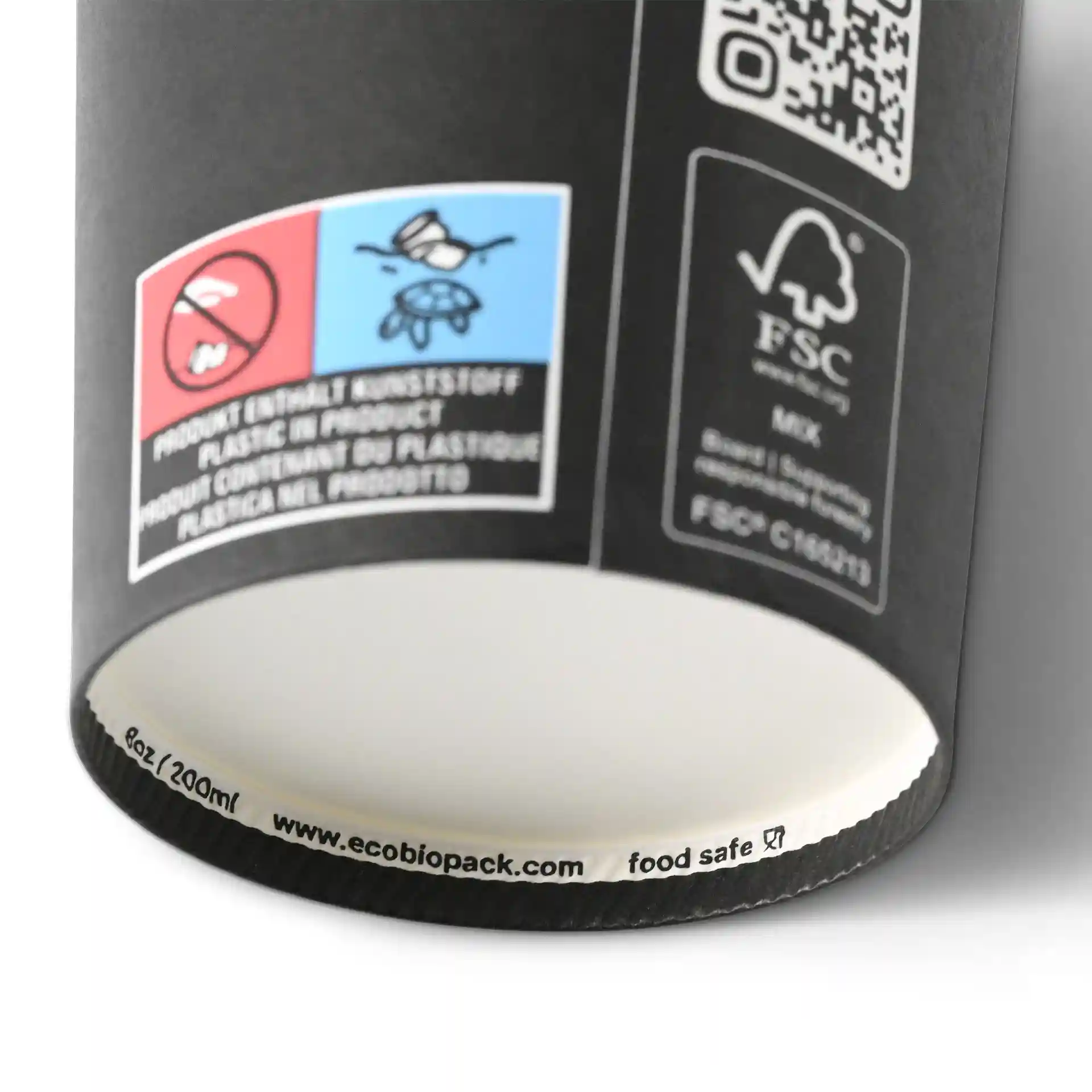 Schwarzer Becher aus Papier mit PLA-Beschichtung, 200 ml Fassungsvermögen, mit verschiedenen Etiketten und Symbolen an der Seite.
