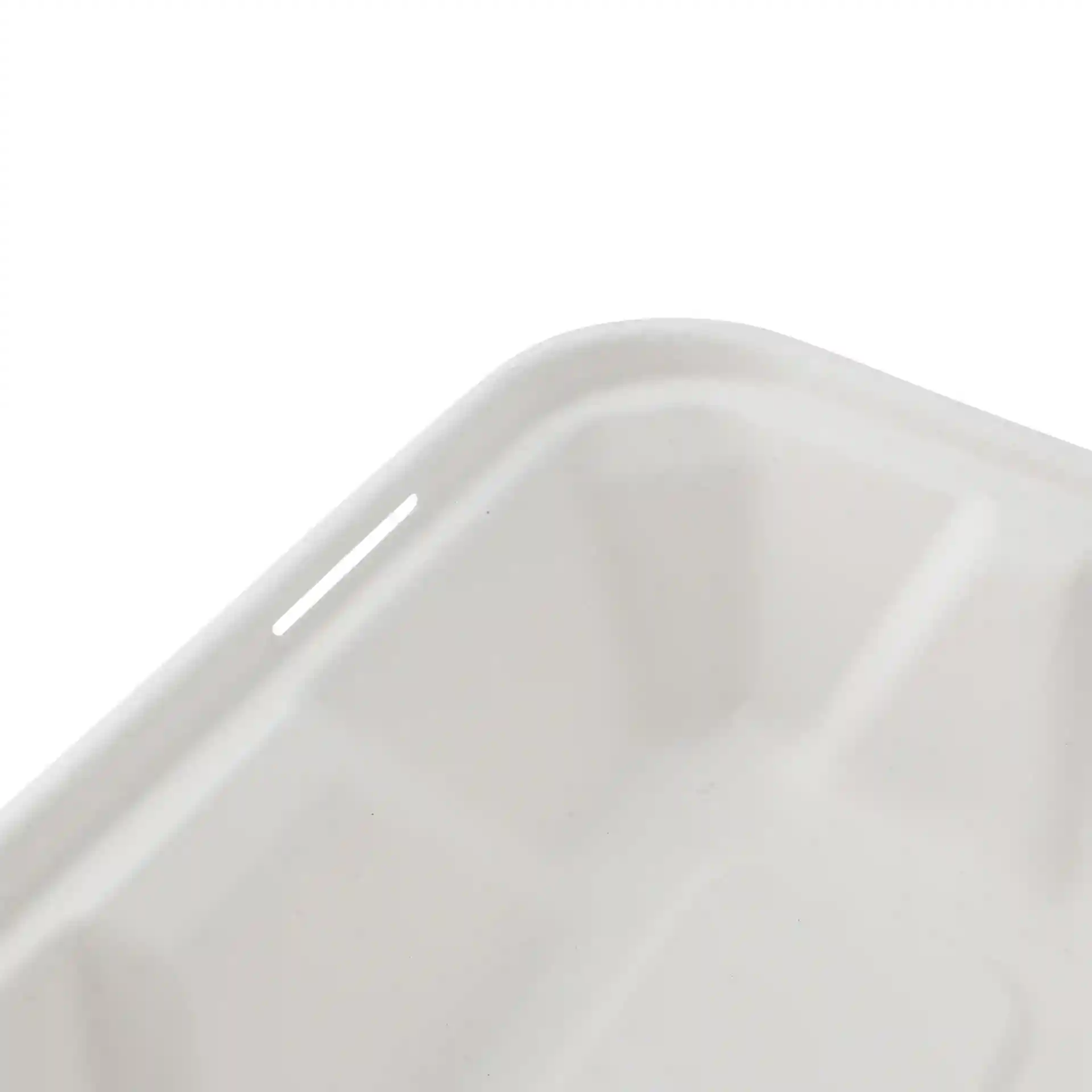 Nahaufnahme eines weißen rechteckigen Zuckerrübenbehälters mit Klappdeckel und sichtbaren Kantendetails.