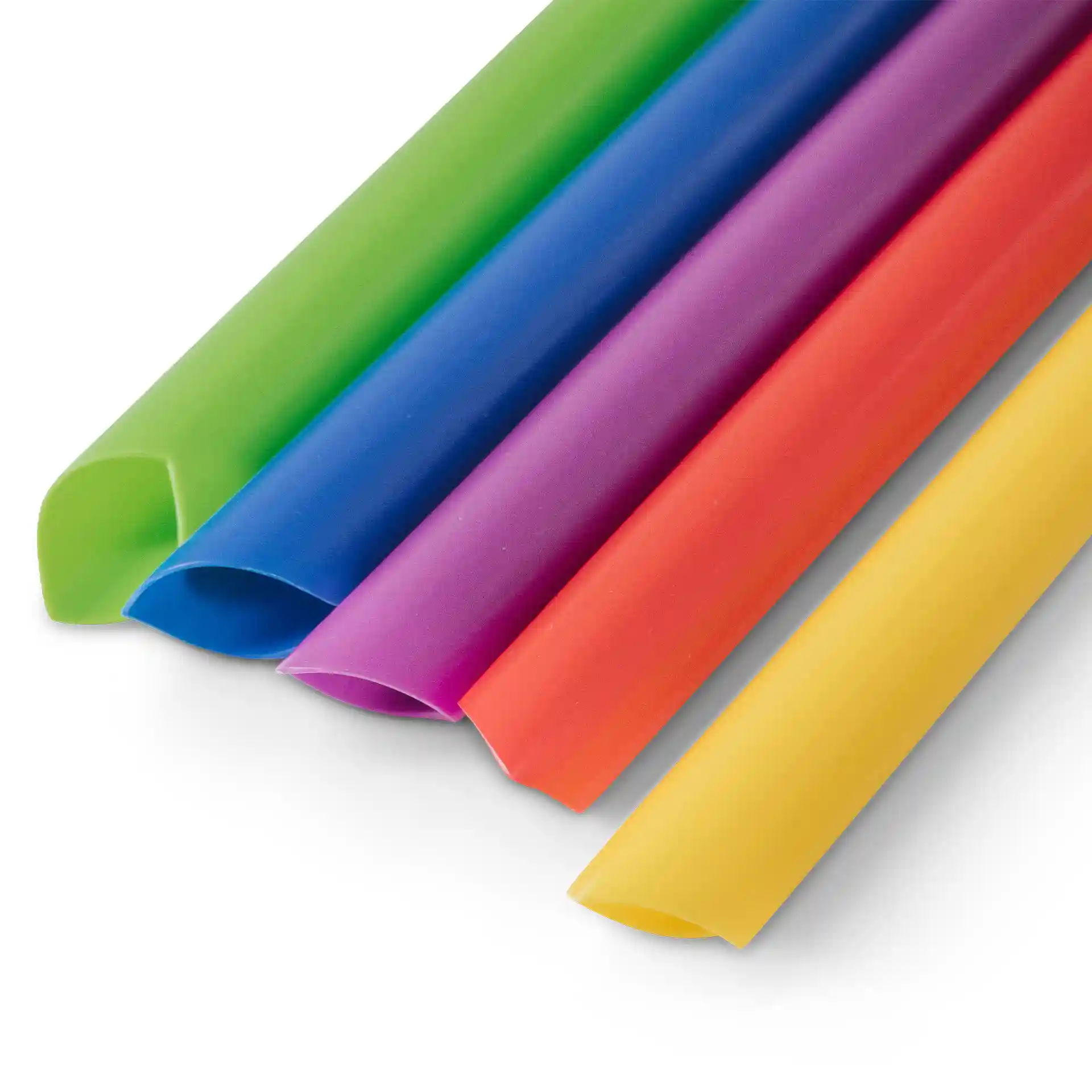 Colorful reusable bubble tea straws, measuring 20 cm in length and 1.2 cm in diameter, displayed in a row.